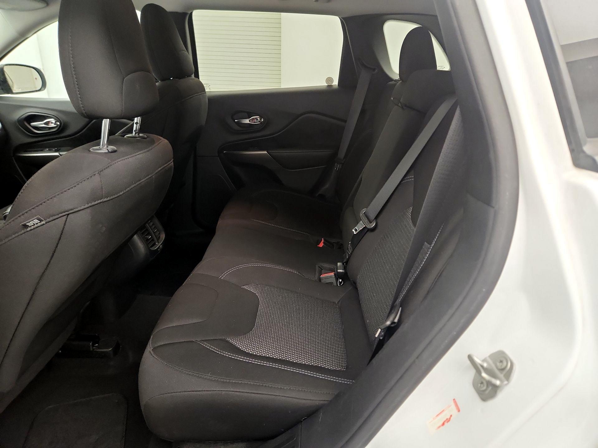 Thumbnail: 2020 Jeep Cherokee - 16