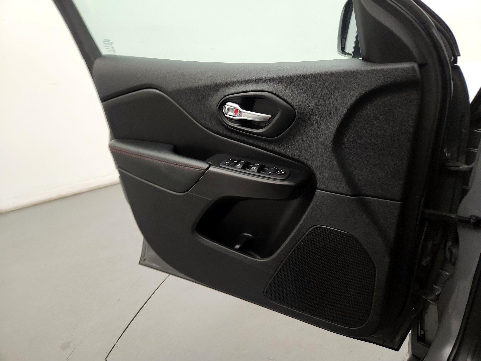 Thumbnail: 2022 Jeep Cherokee - 10