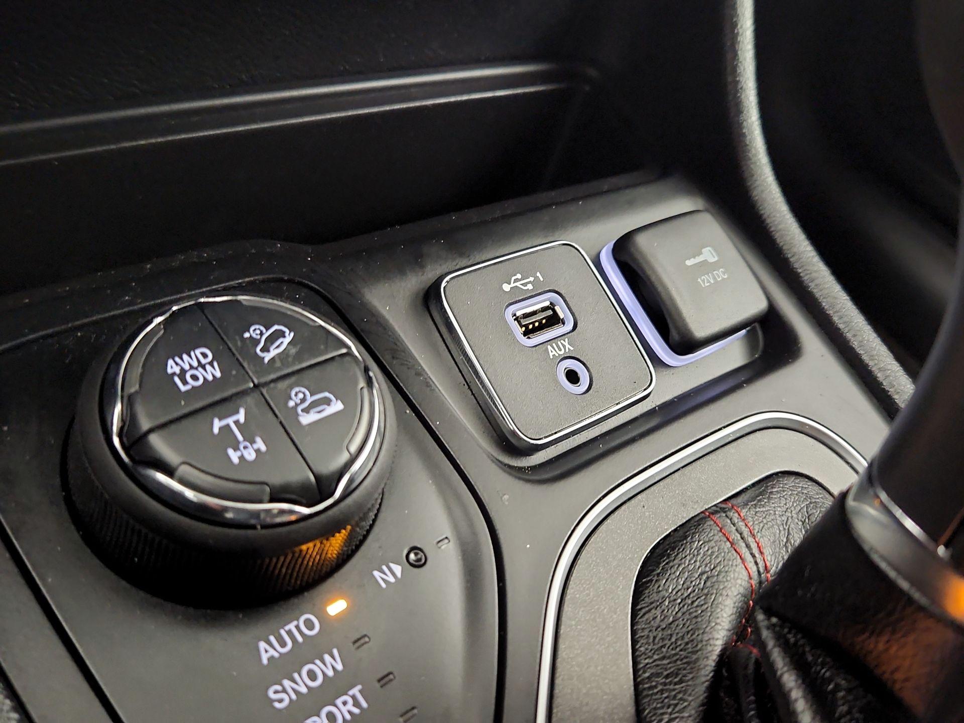 Thumbnail: 2022 Jeep Cherokee - 16