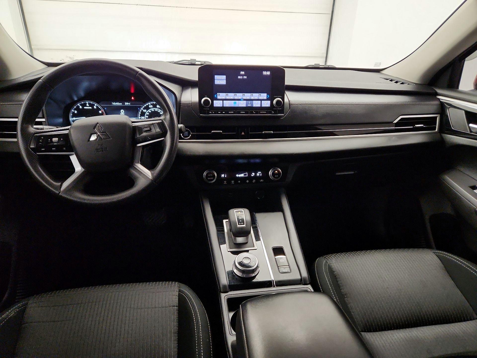 Thumbnail: 2023 Mitsubishi Outlander - 9