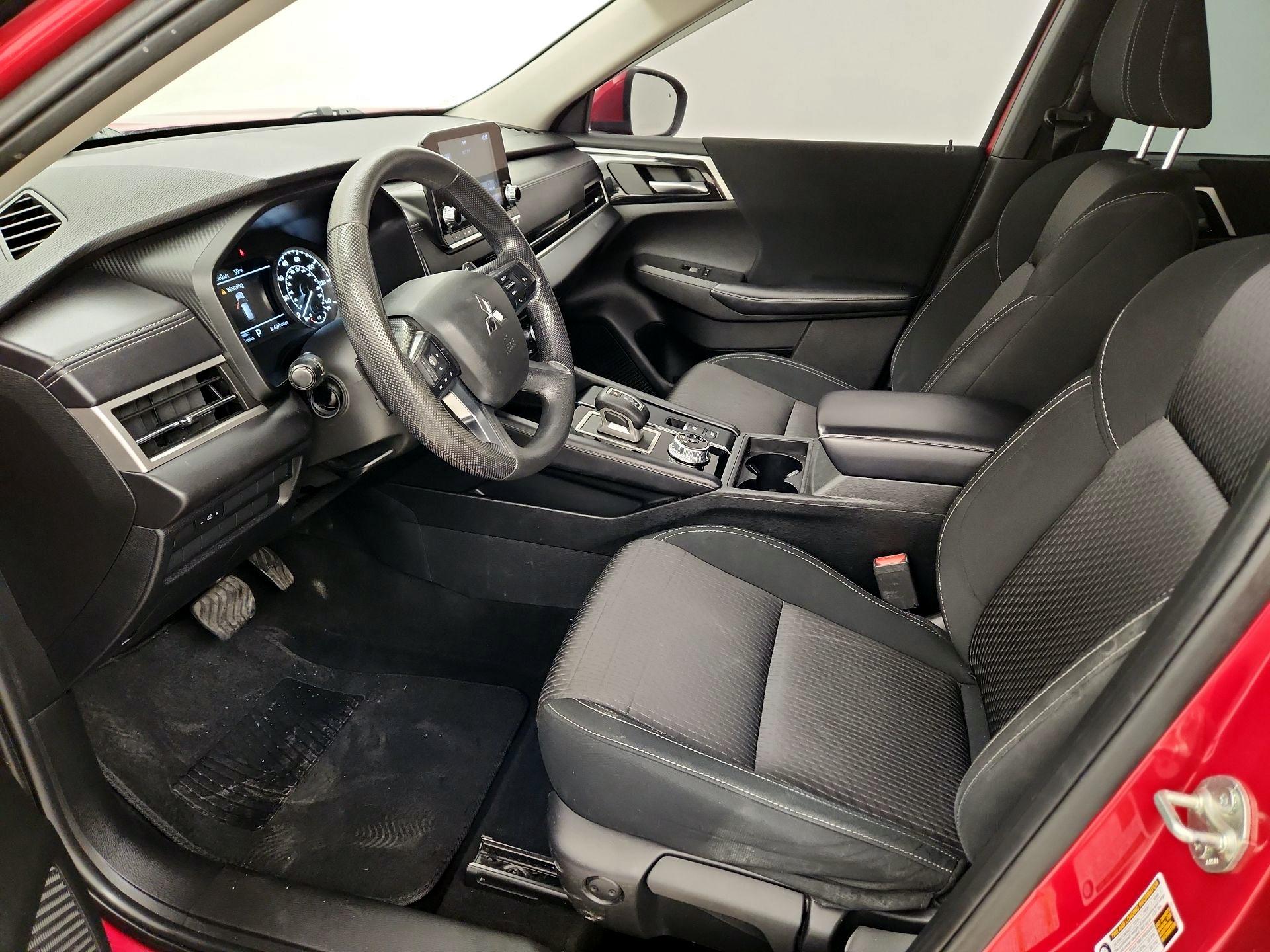 Thumbnail: 2023 Mitsubishi Outlander - 11