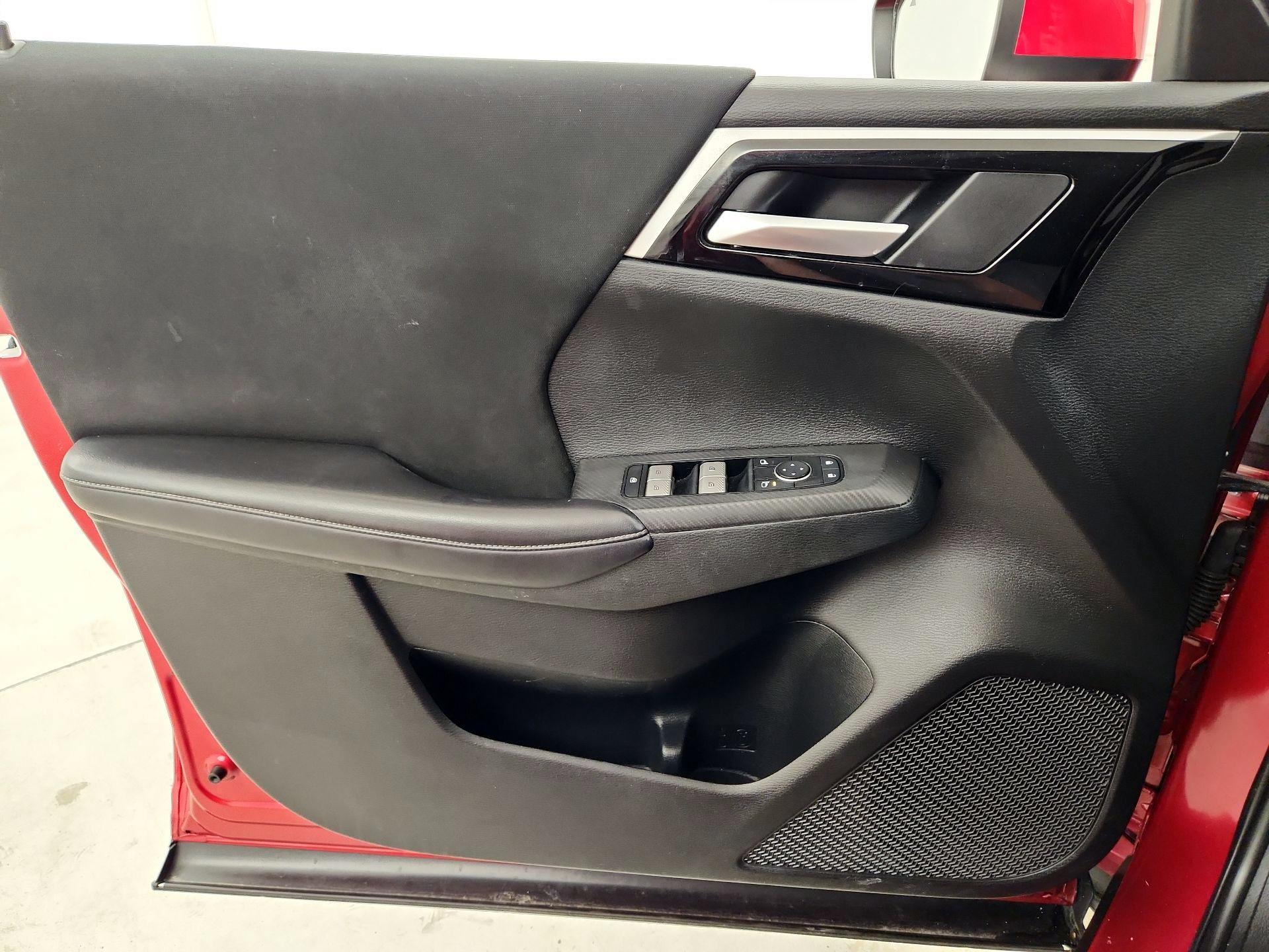 Thumbnail: 2023 Mitsubishi Outlander - 12