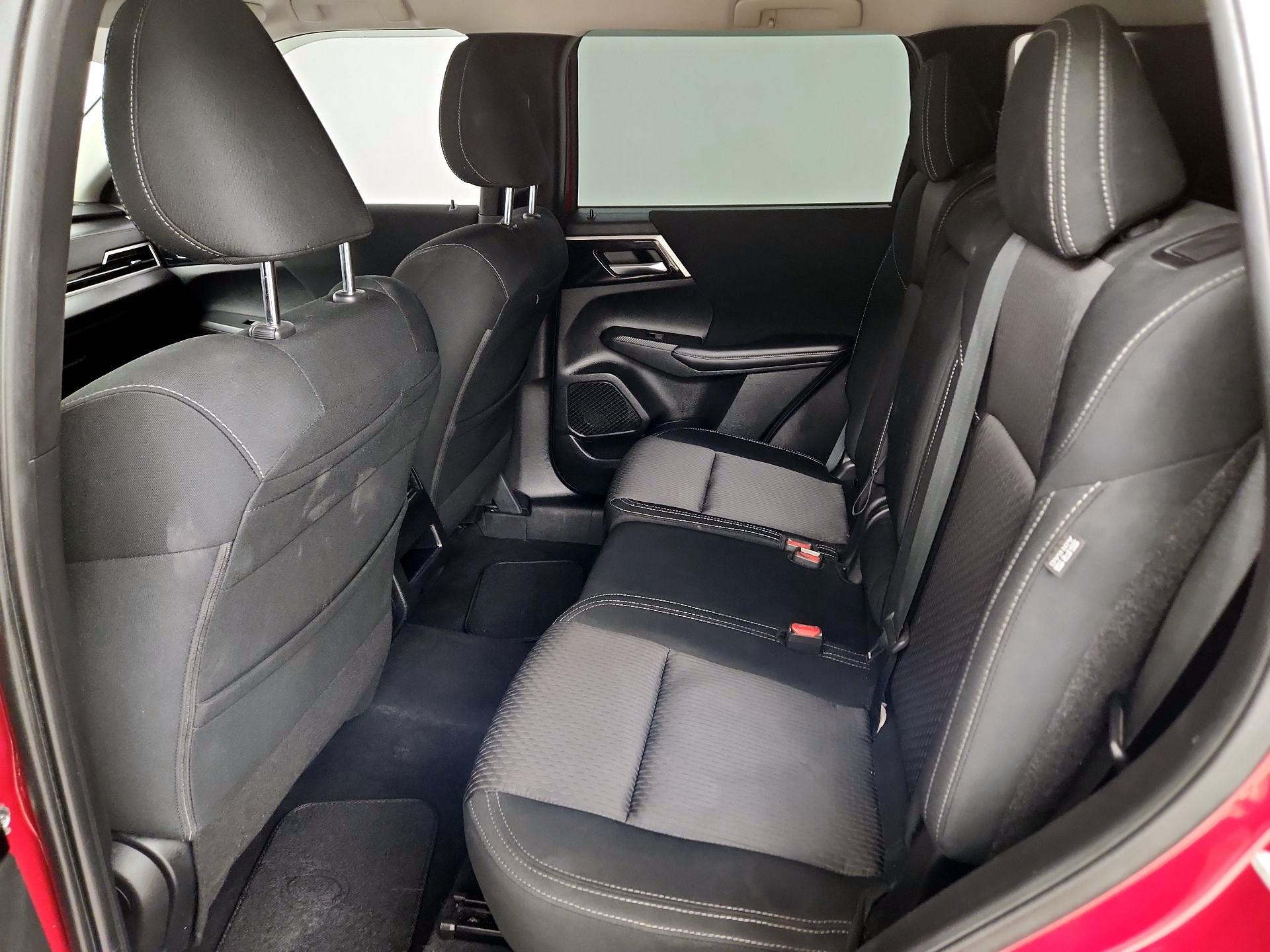 Thumbnail: 2023 Mitsubishi Outlander - 19