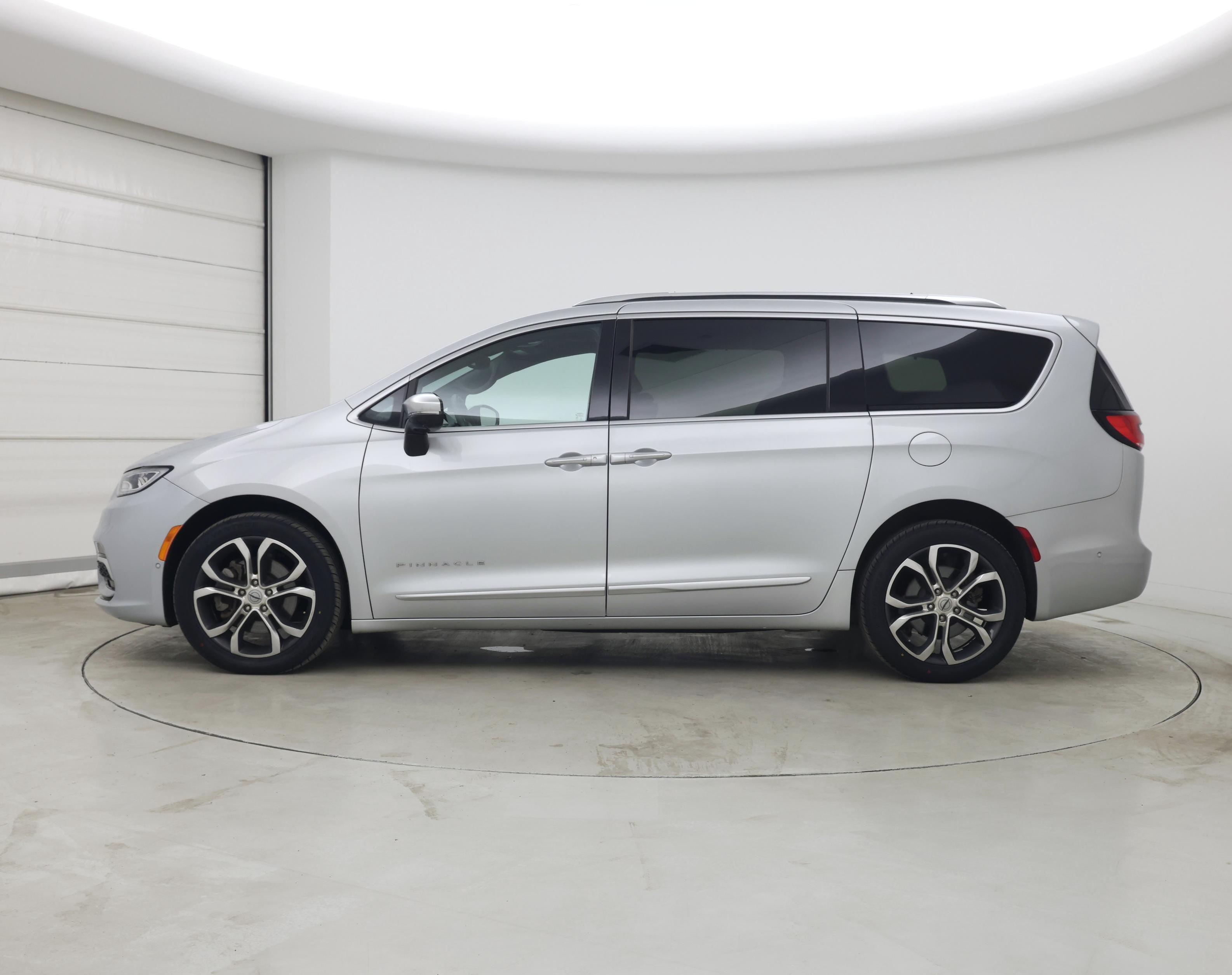 Thumbnail: 2023 Chrysler Pacifica - 3