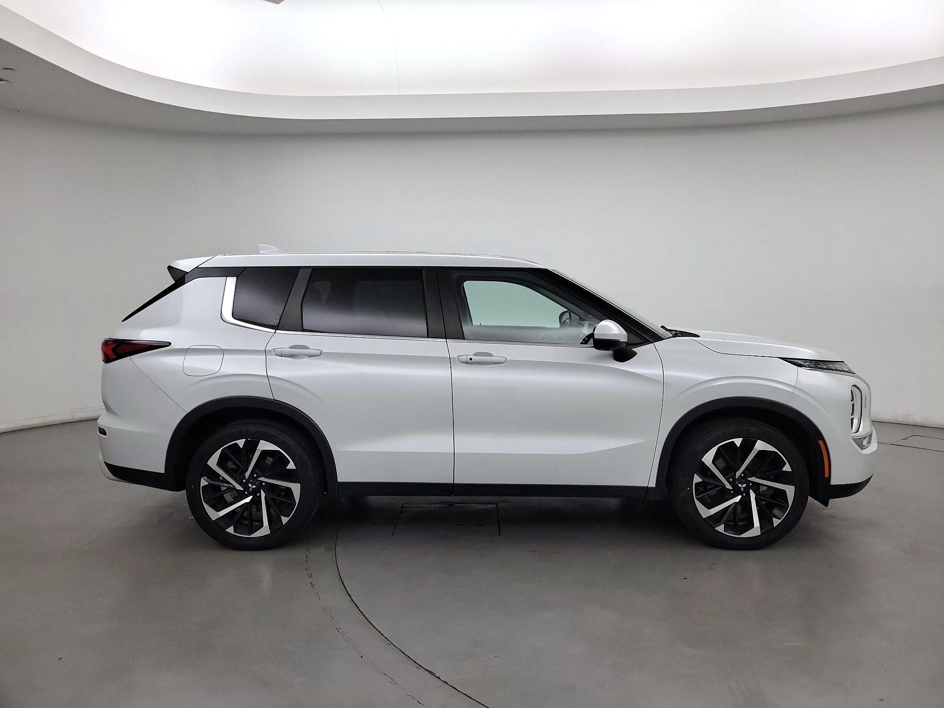 Thumbnail: 2022 Mitsubishi Outlander - 4