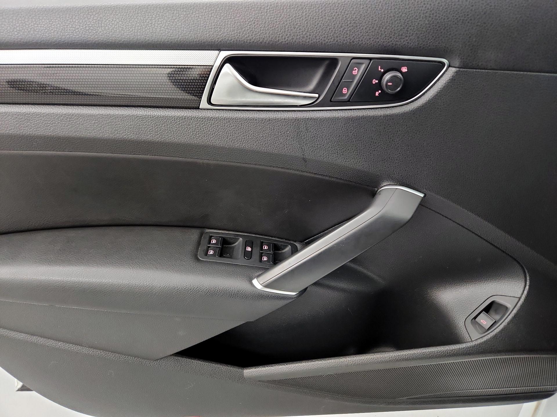 Thumbnail: 2018 Volkswagen Passat - 12