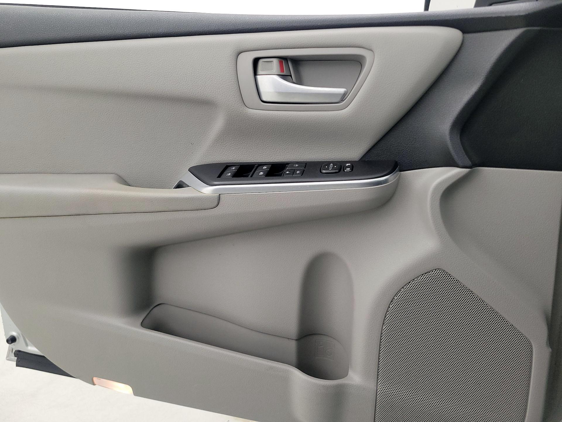 Thumbnail: 2016 Toyota Camry - 12