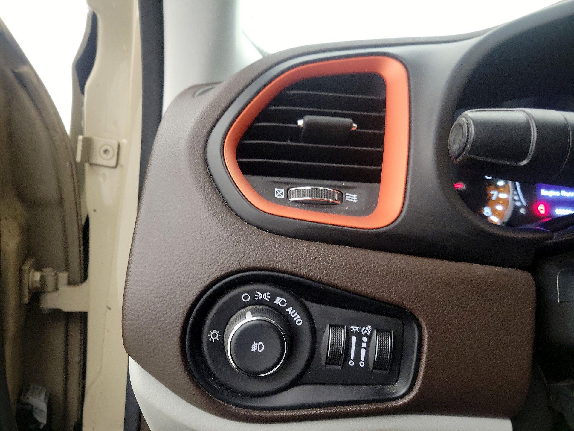 Thumbnail: 2015 Jeep Renegade - 13