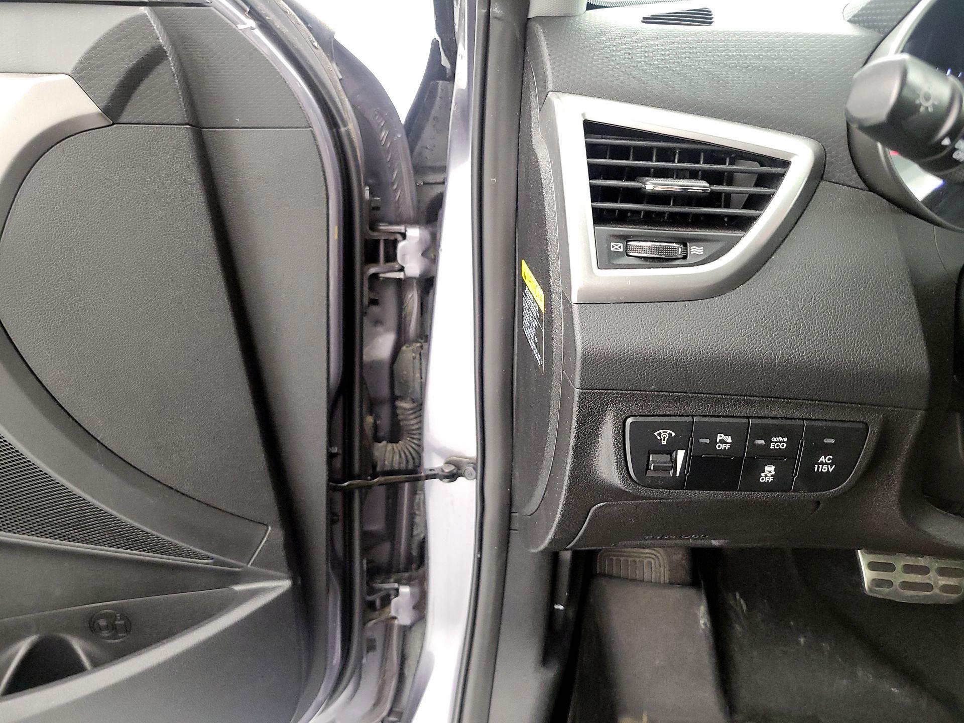 Thumbnail: 2015 Hyundai Veloster - 13