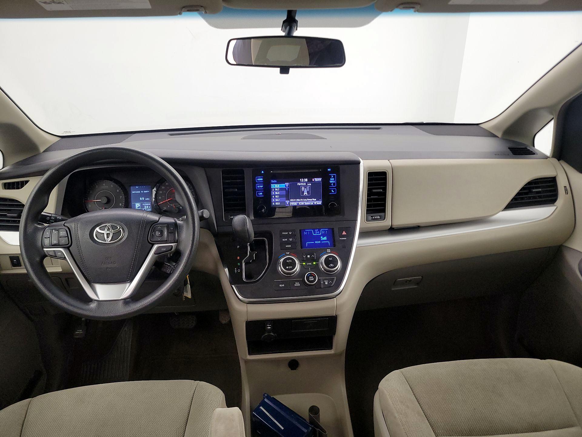 Thumbnail: 2015 Toyota Sienna - 9