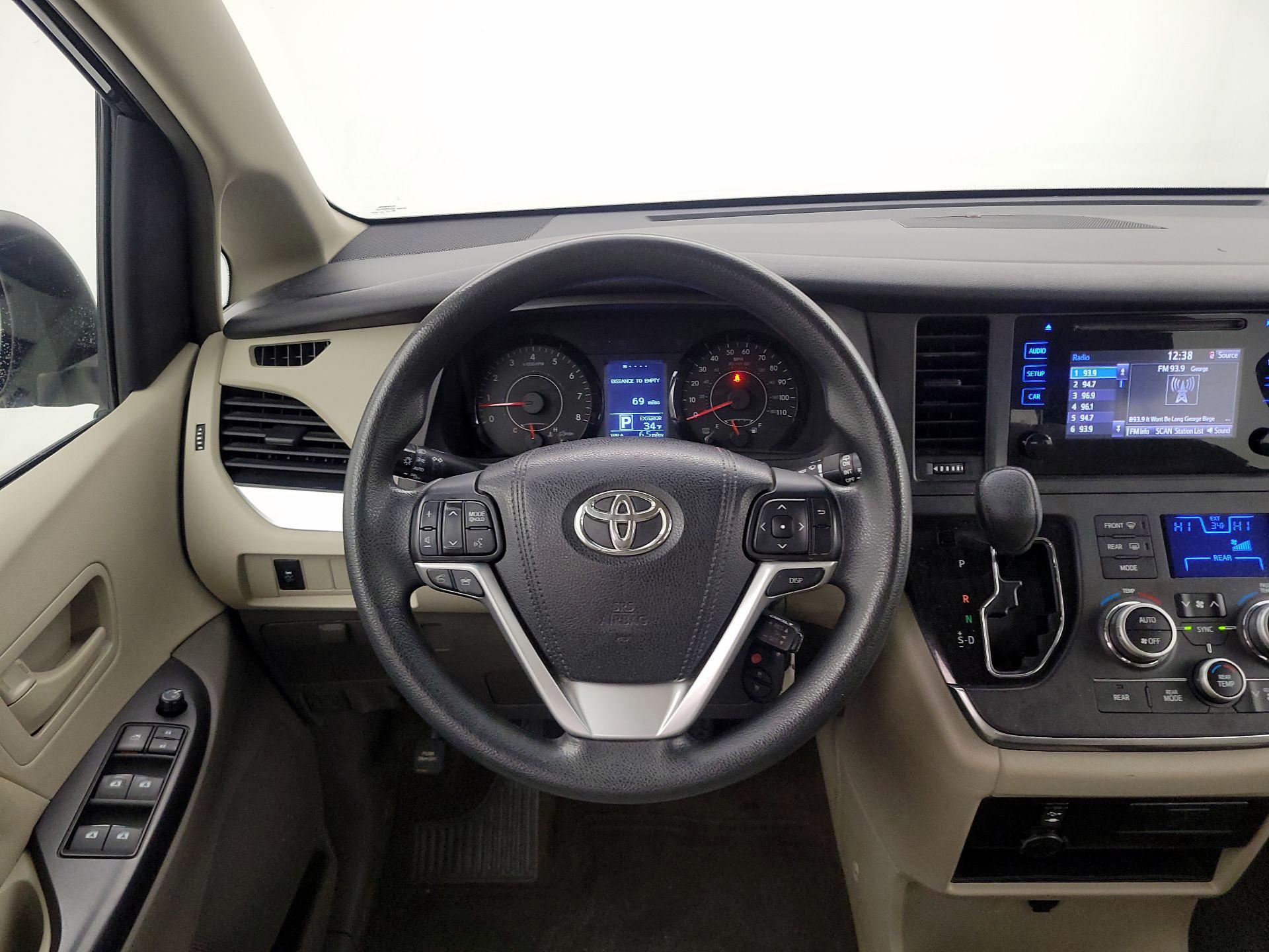 Thumbnail: 2015 Toyota Sienna - 10