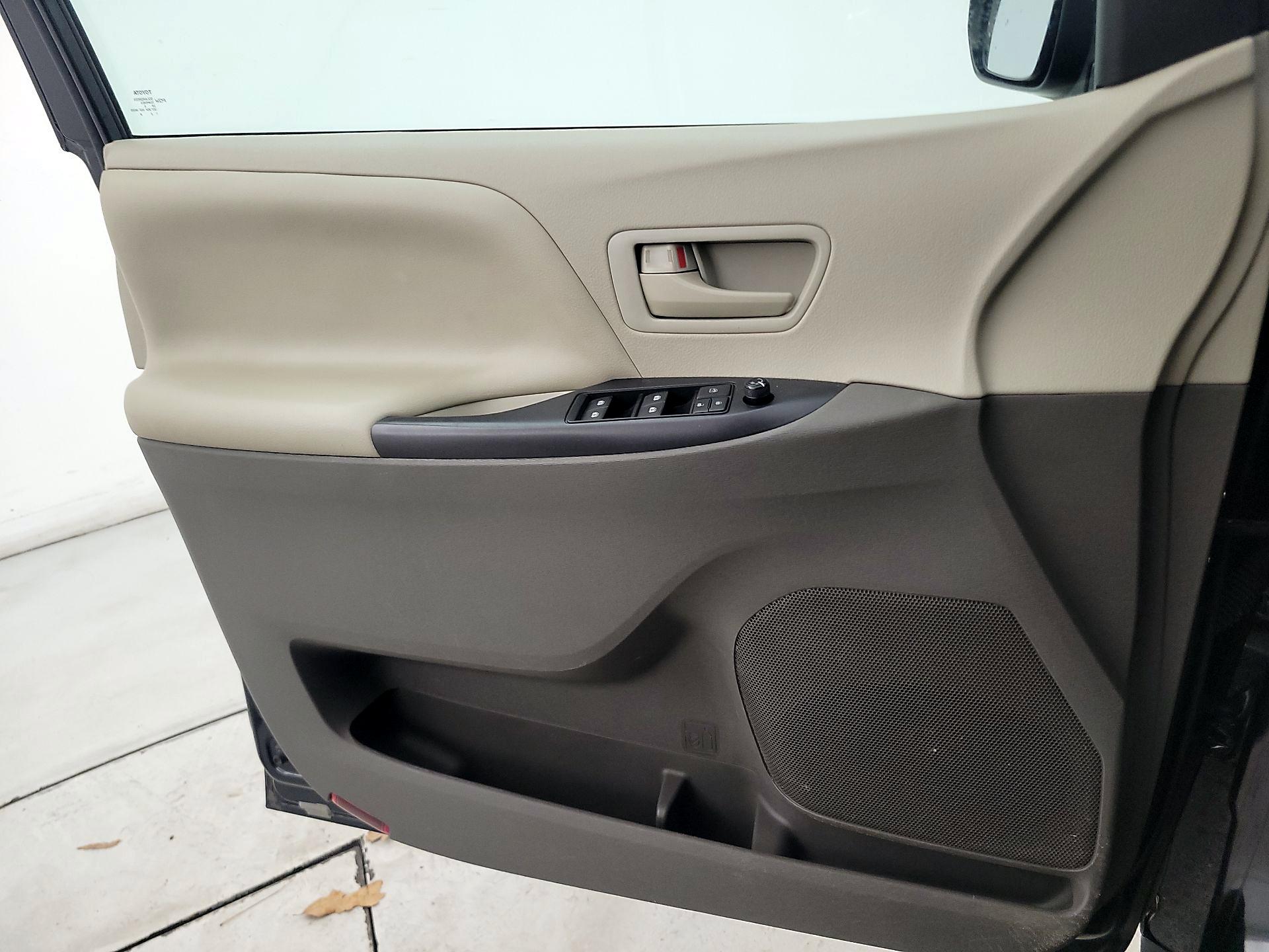 Thumbnail: 2015 Toyota Sienna - 12