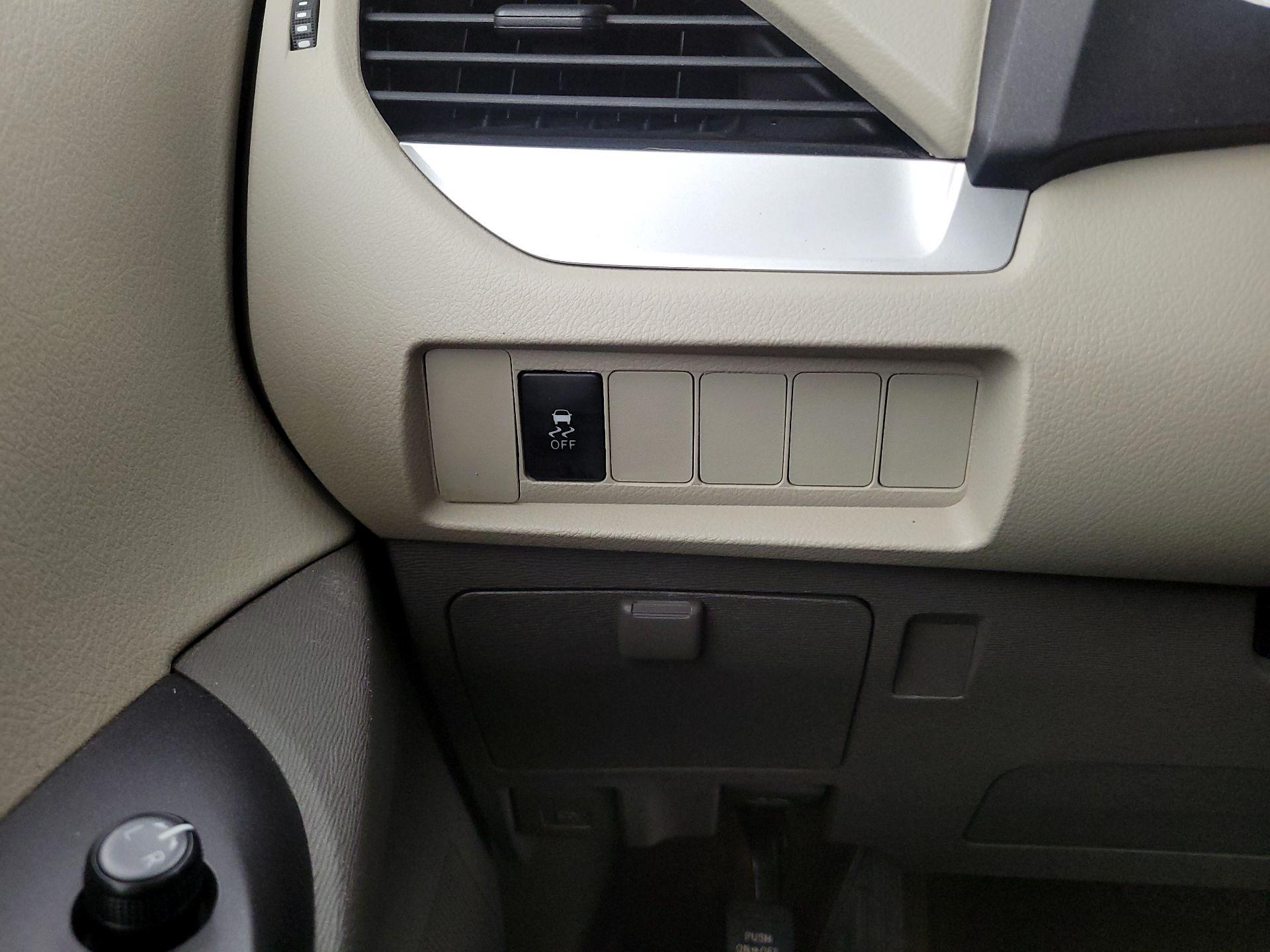 Thumbnail: 2015 Toyota Sienna - 13