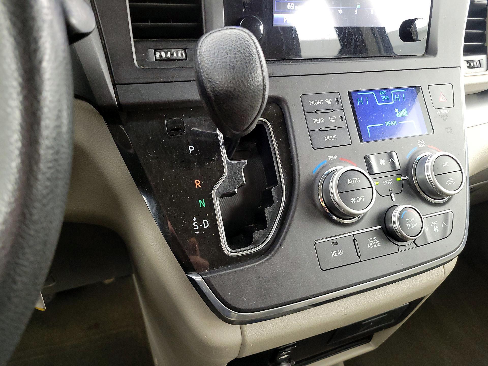 Thumbnail: 2015 Toyota Sienna - 17