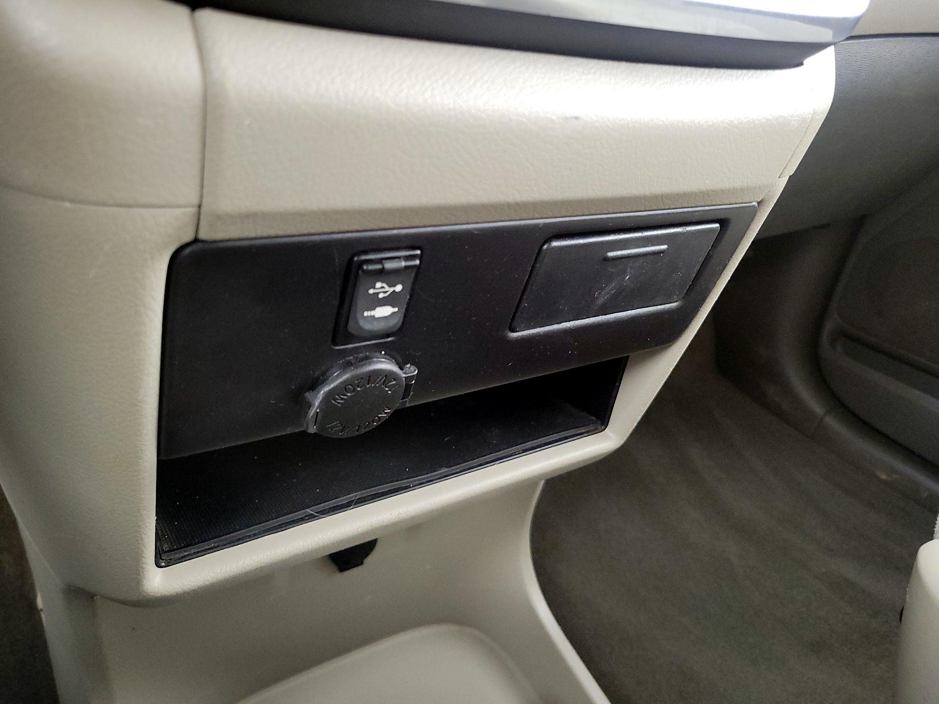 Thumbnail: 2015 Toyota Sienna - 18