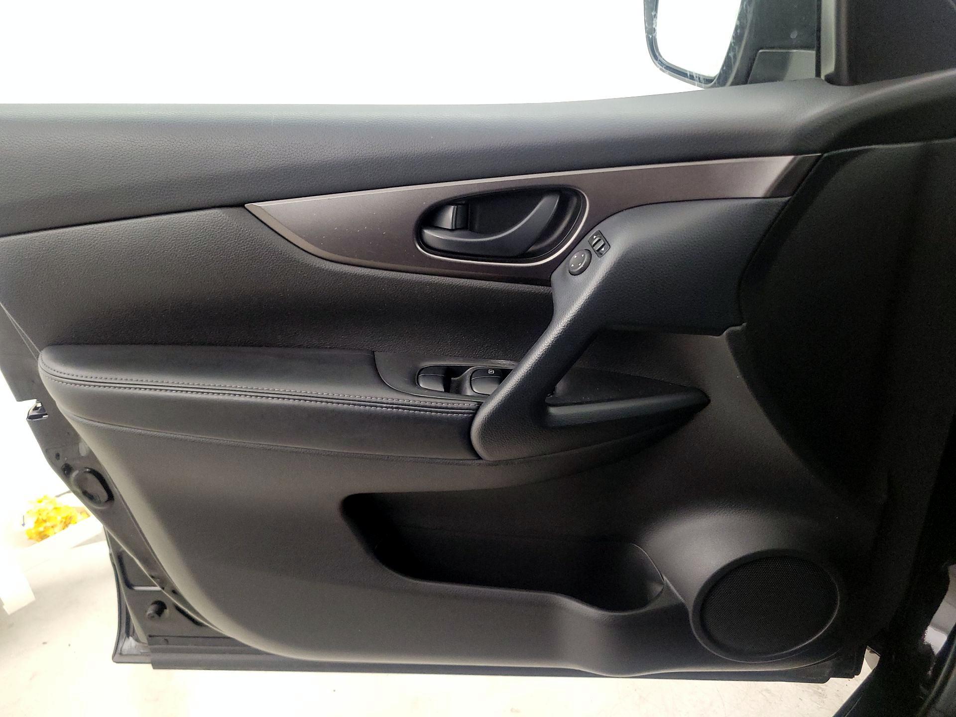 Thumbnail: 2020 Nissan Rogue Sport - 12