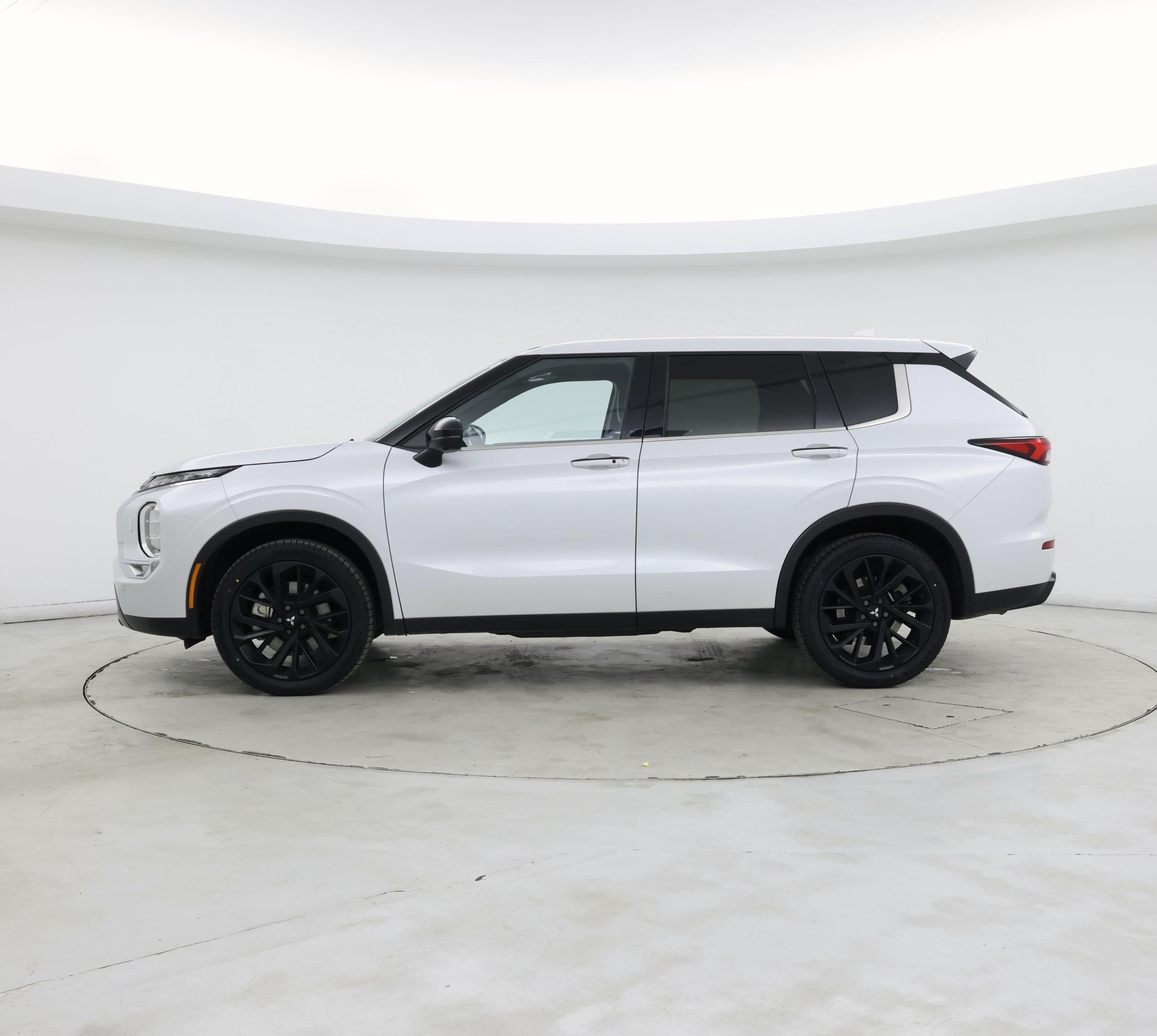 Thumbnail: 2024 Mitsubishi Outlander - 3