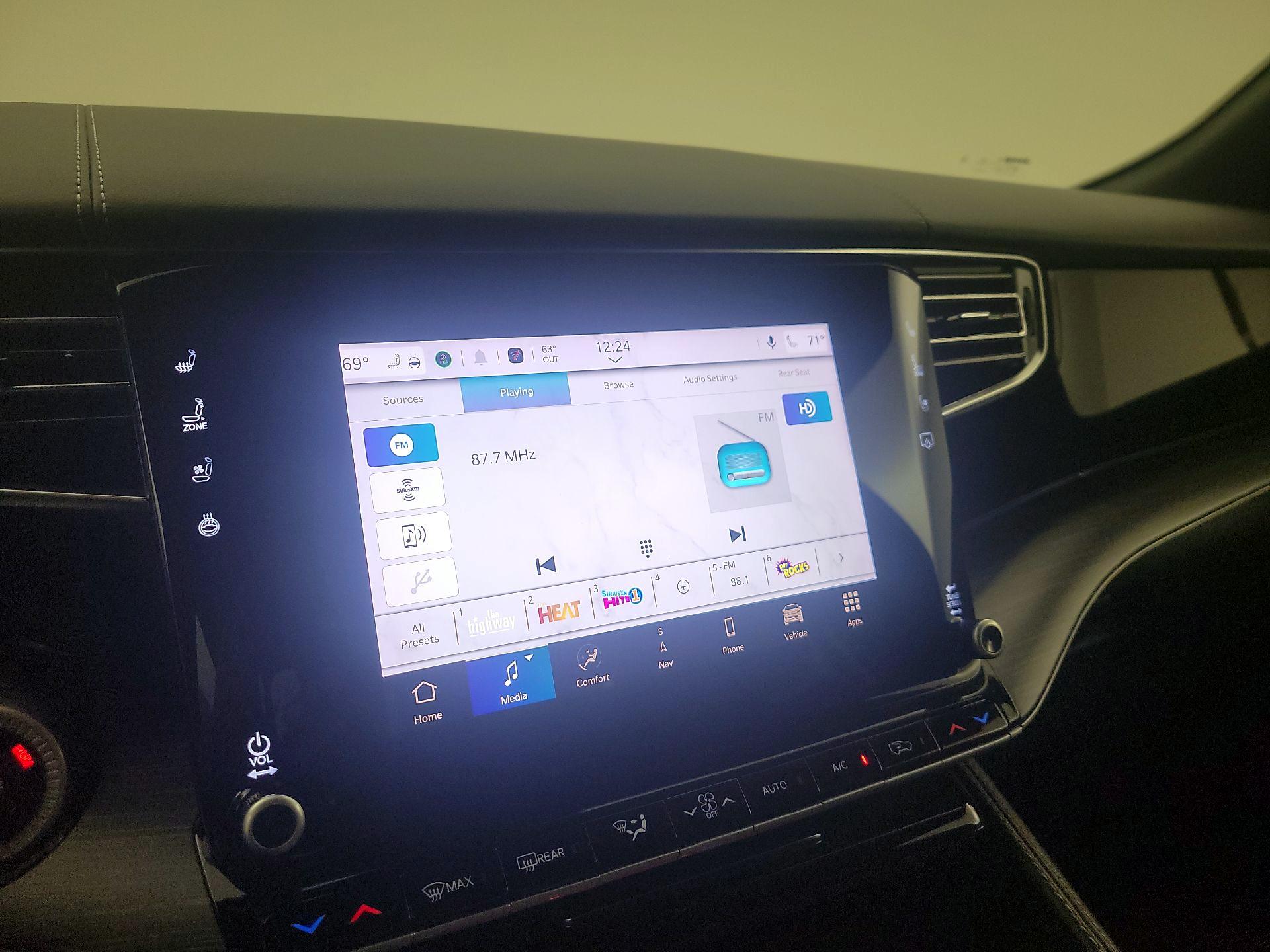 Thumbnail: 2023 Jeep Wagoneer - 16