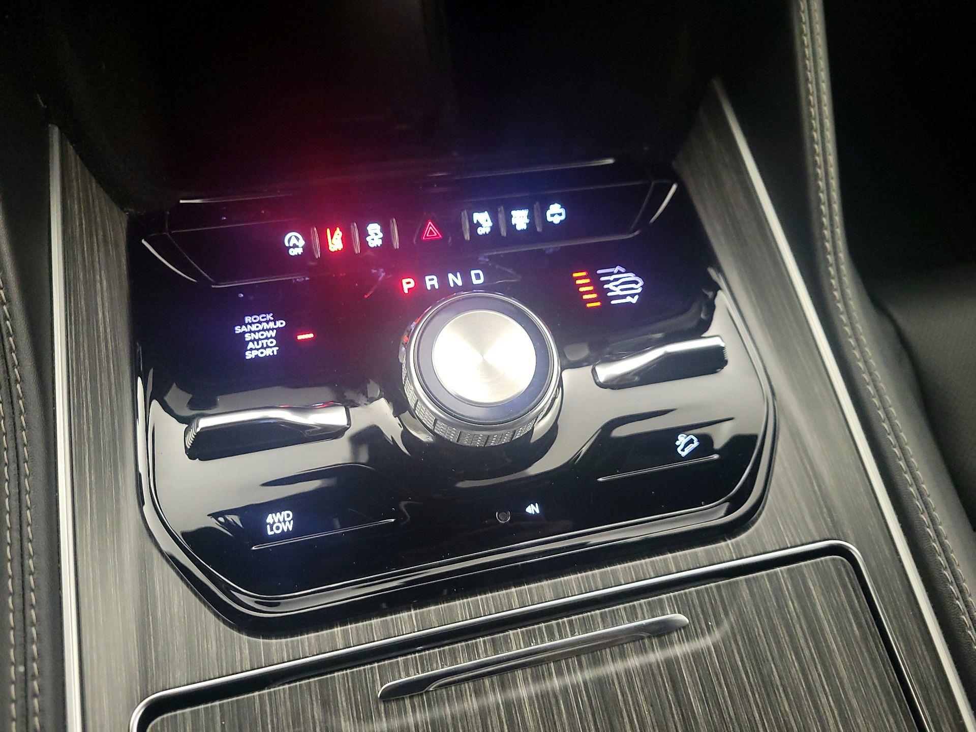 Thumbnail: 2023 Jeep Wagoneer - 18