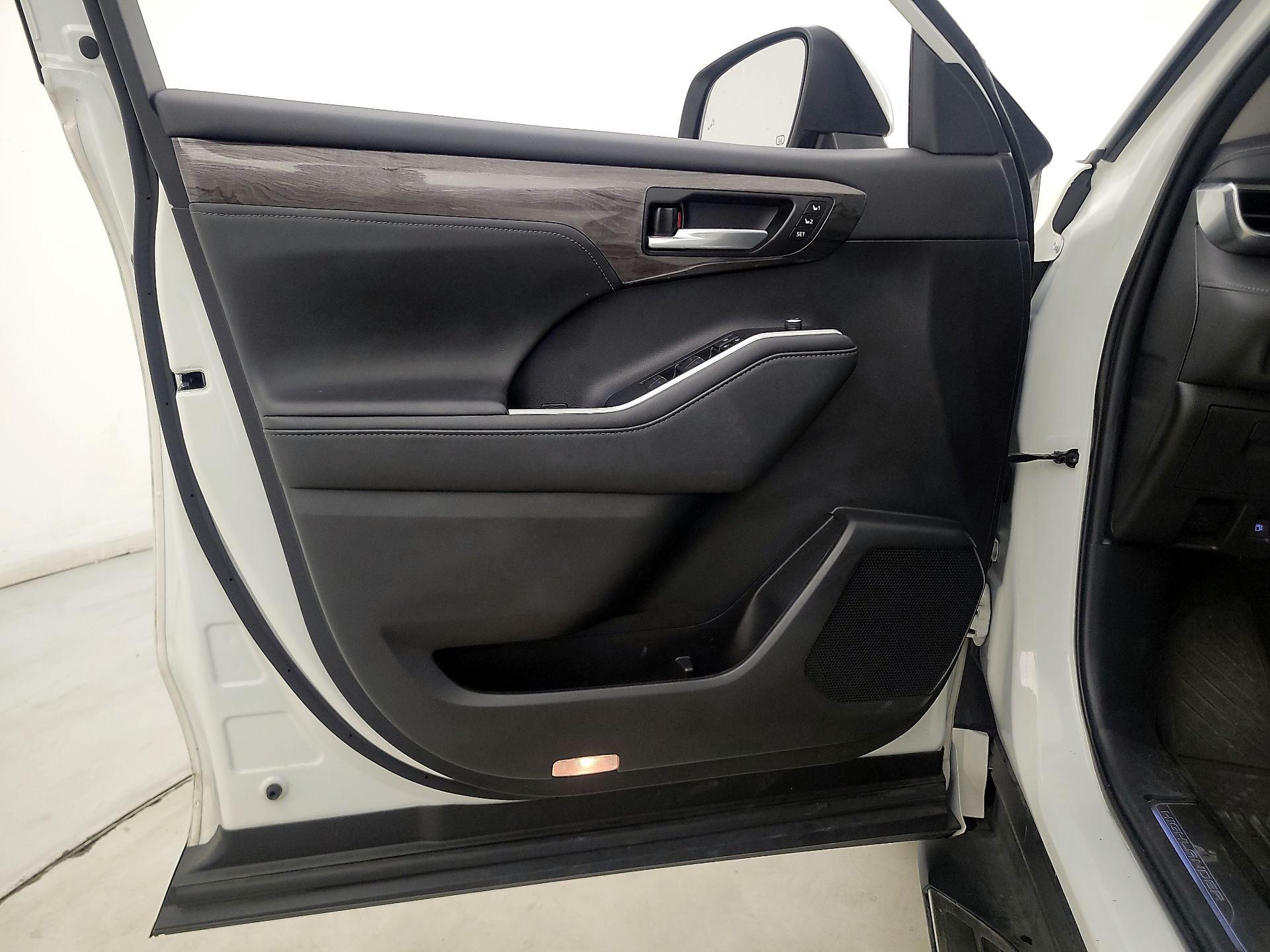 Thumbnail: 2020 Toyota Highlander - 12