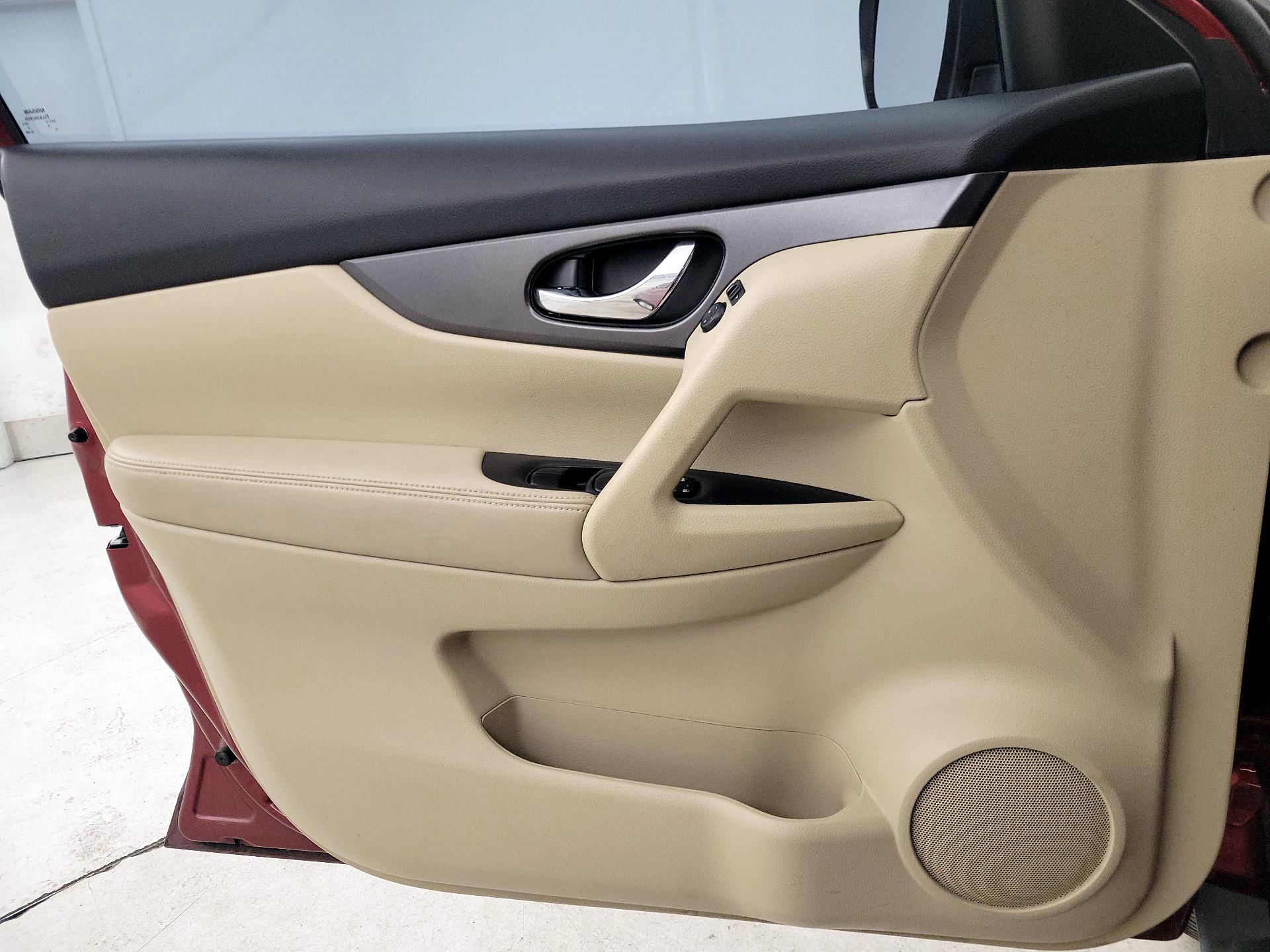 Thumbnail: 2016 Nissan Rogue - 12