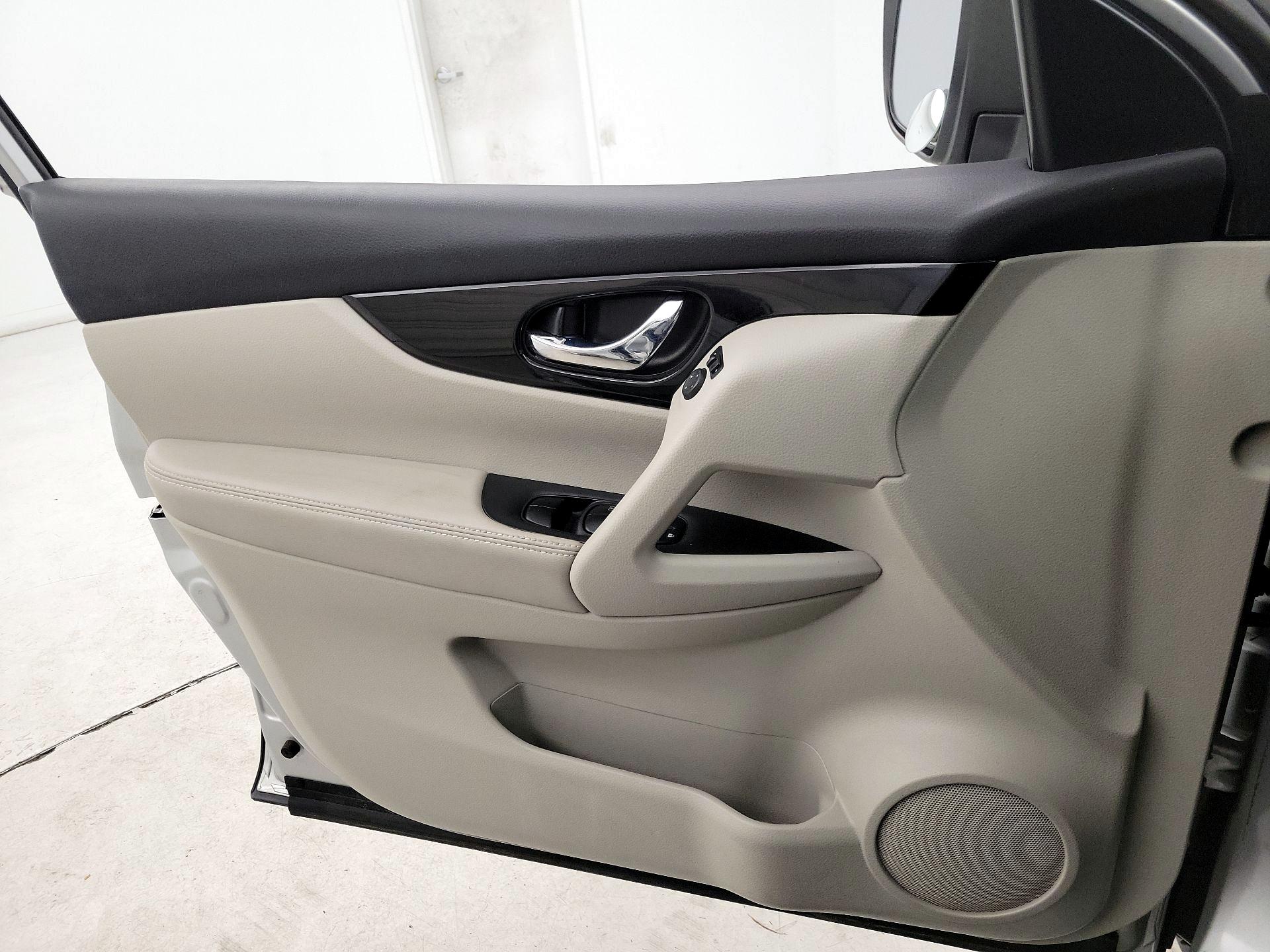 Thumbnail: 2018 Nissan Rogue Sport - 10