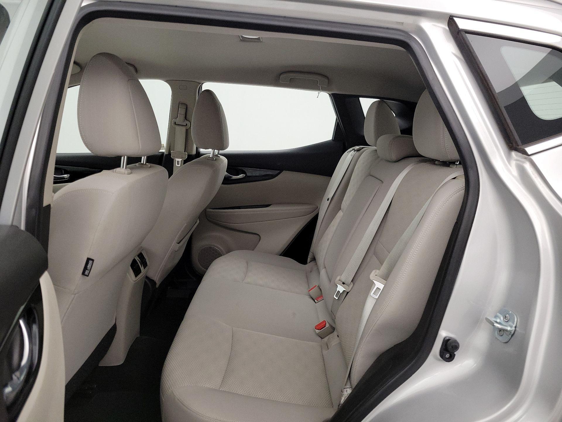 Thumbnail: 2018 Nissan Rogue Sport - 17