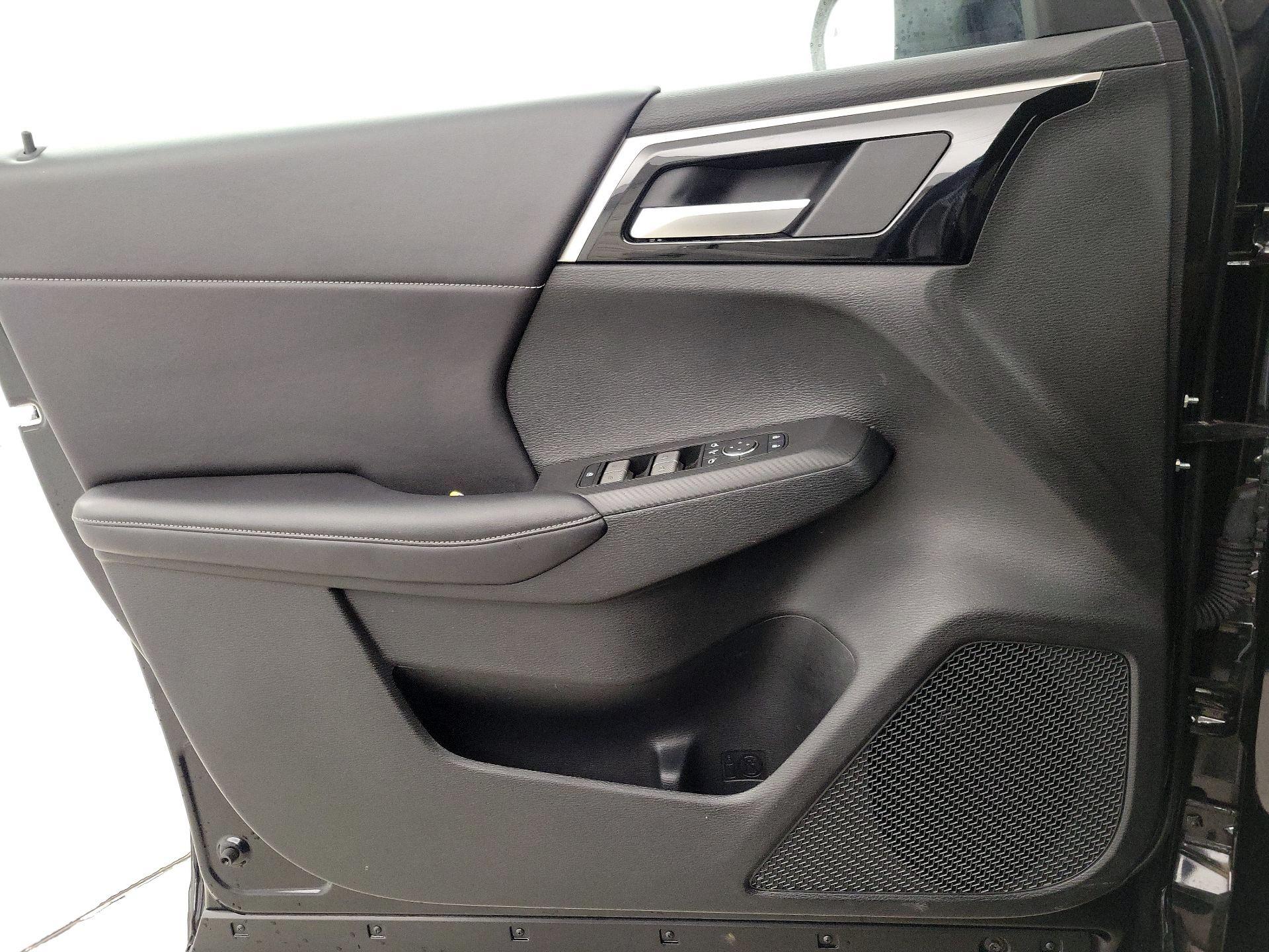 Thumbnail: 2024 Mitsubishi Outlander - 12