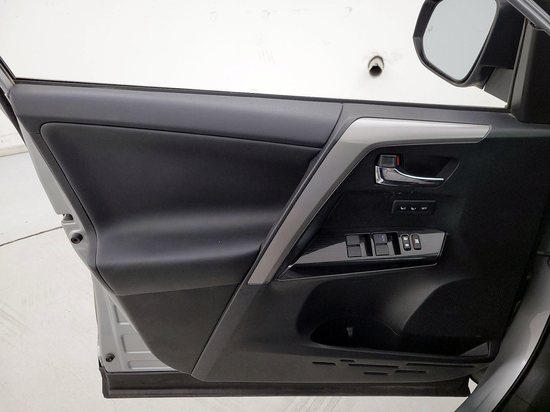 Thumbnail: 2016 Toyota RAV4 - 12