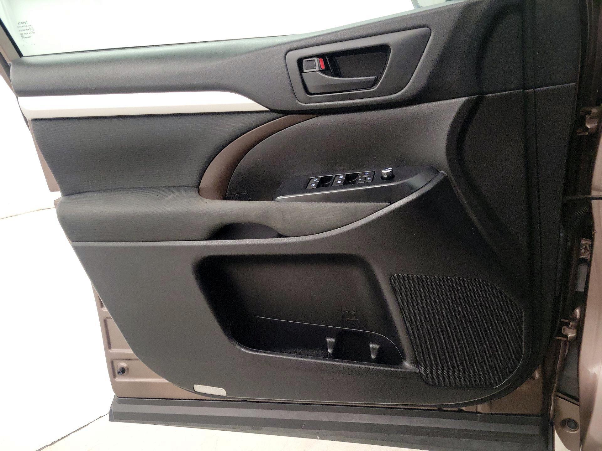 Thumbnail: 2018 Toyota Highlander - 12