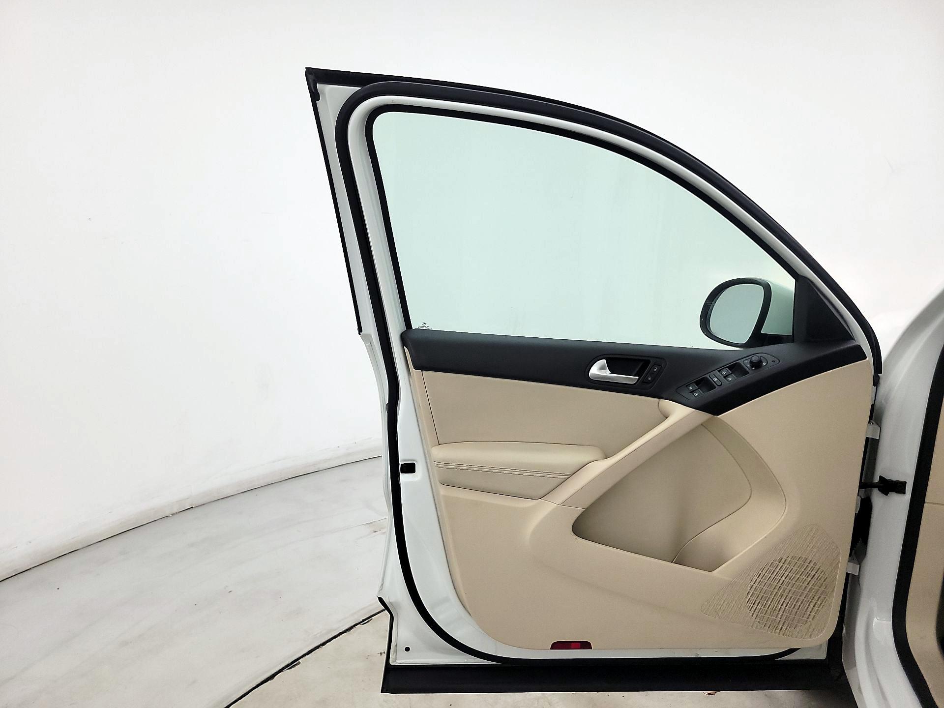 Thumbnail: 2016 Volkswagen Tiguan - 12