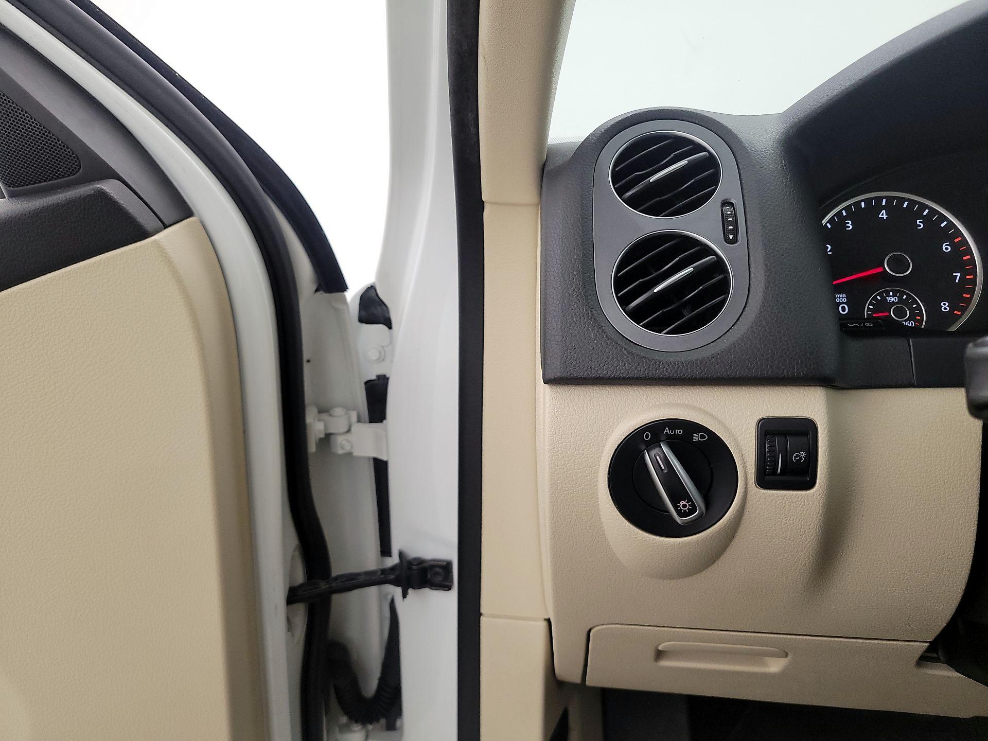 Thumbnail: 2016 Volkswagen Tiguan - 13