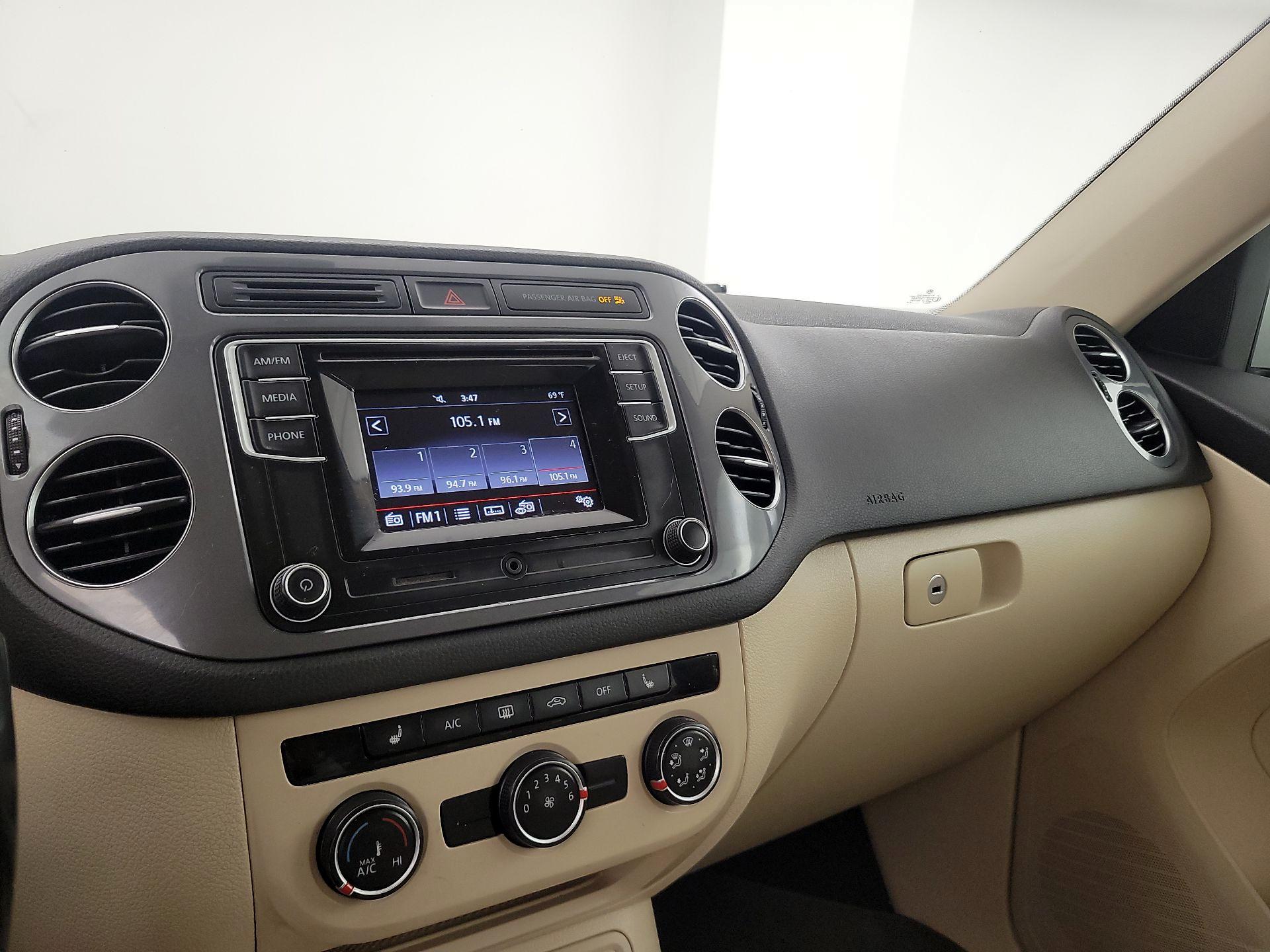 Thumbnail: 2016 Volkswagen Tiguan - 15