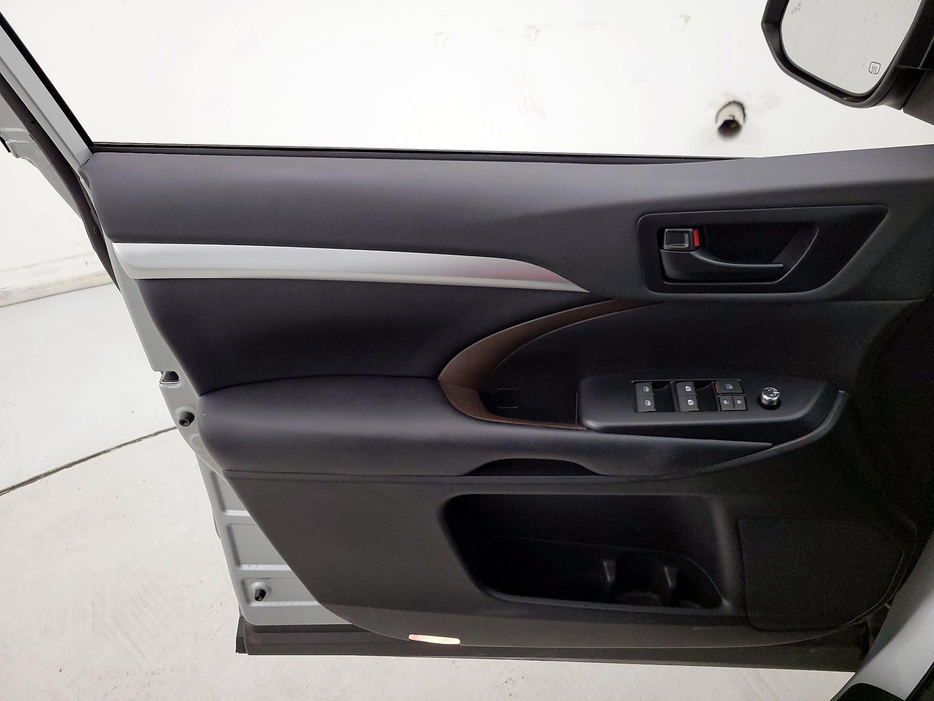 Thumbnail: 2019 Toyota Highlander - 12