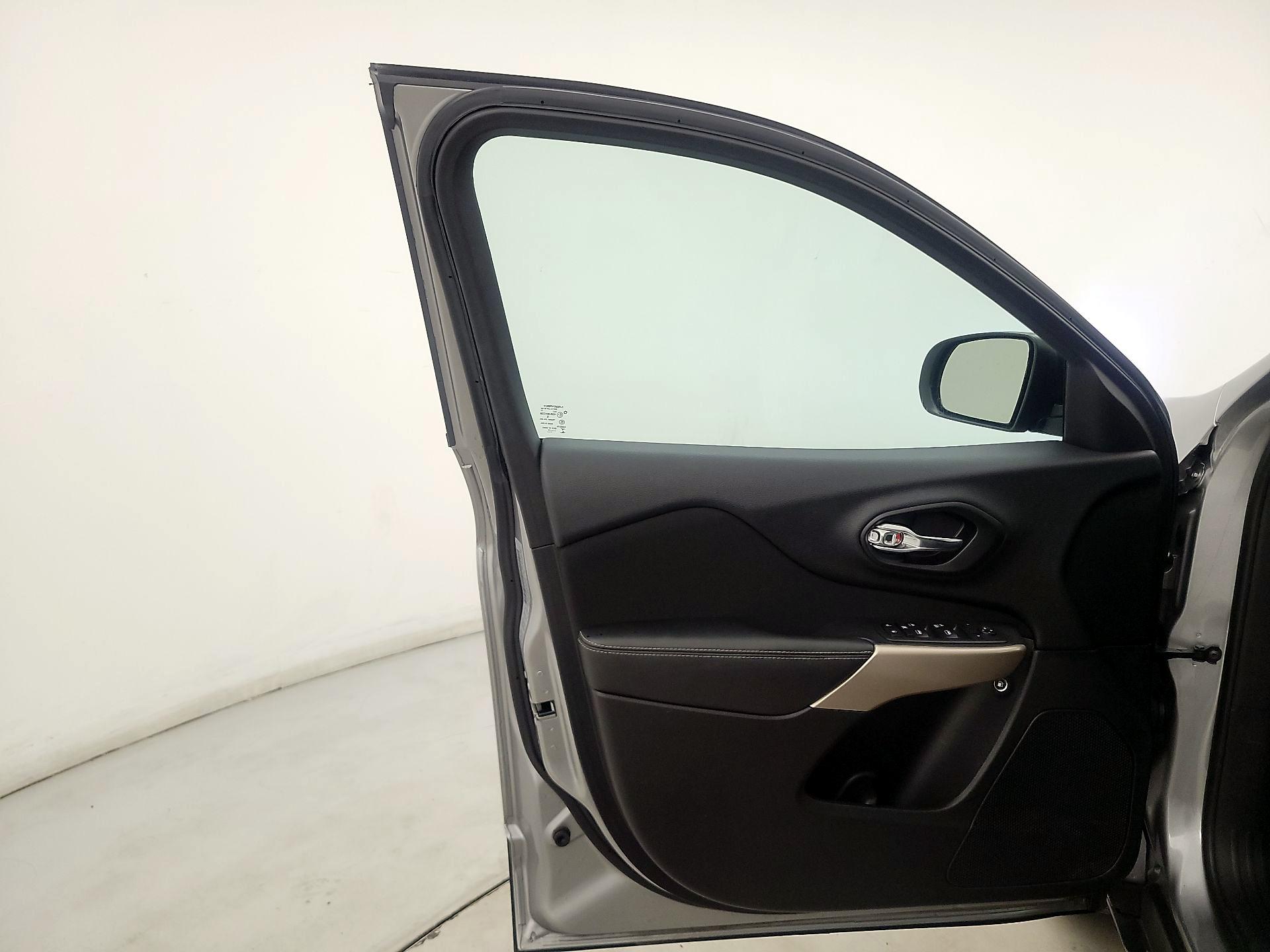 Thumbnail: 2017 Jeep Cherokee - 12