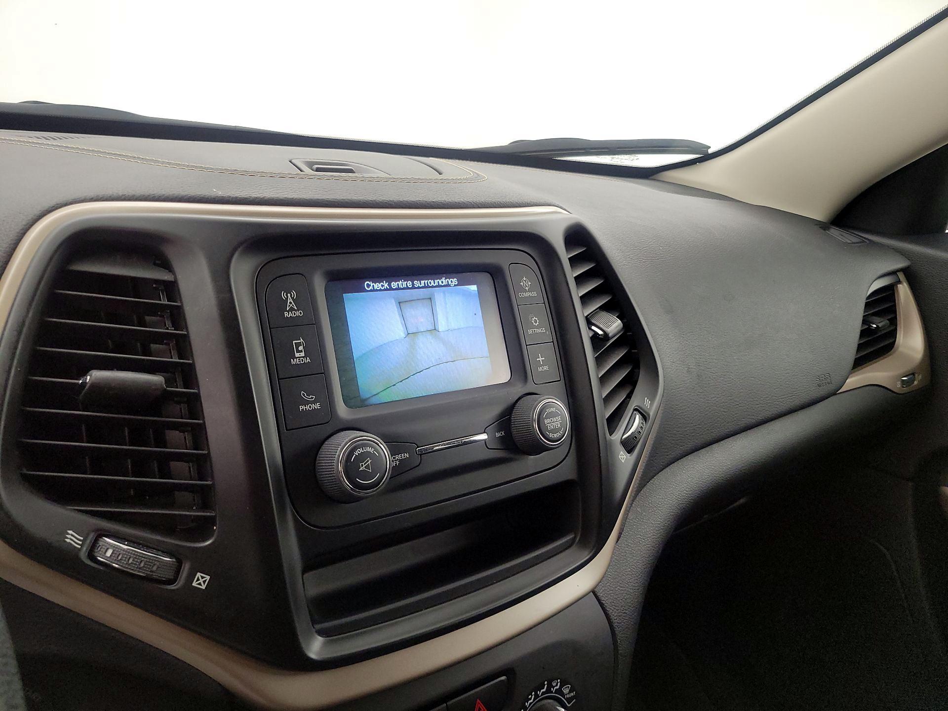 Thumbnail: 2017 Jeep Cherokee - 14