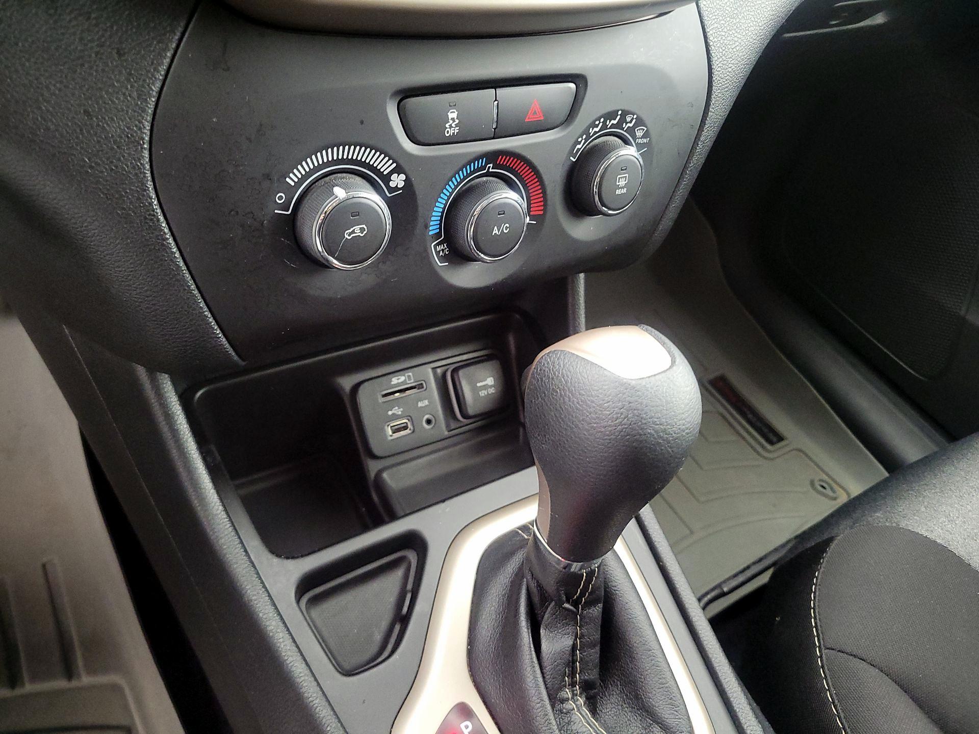 Thumbnail: 2017 Jeep Cherokee - 16