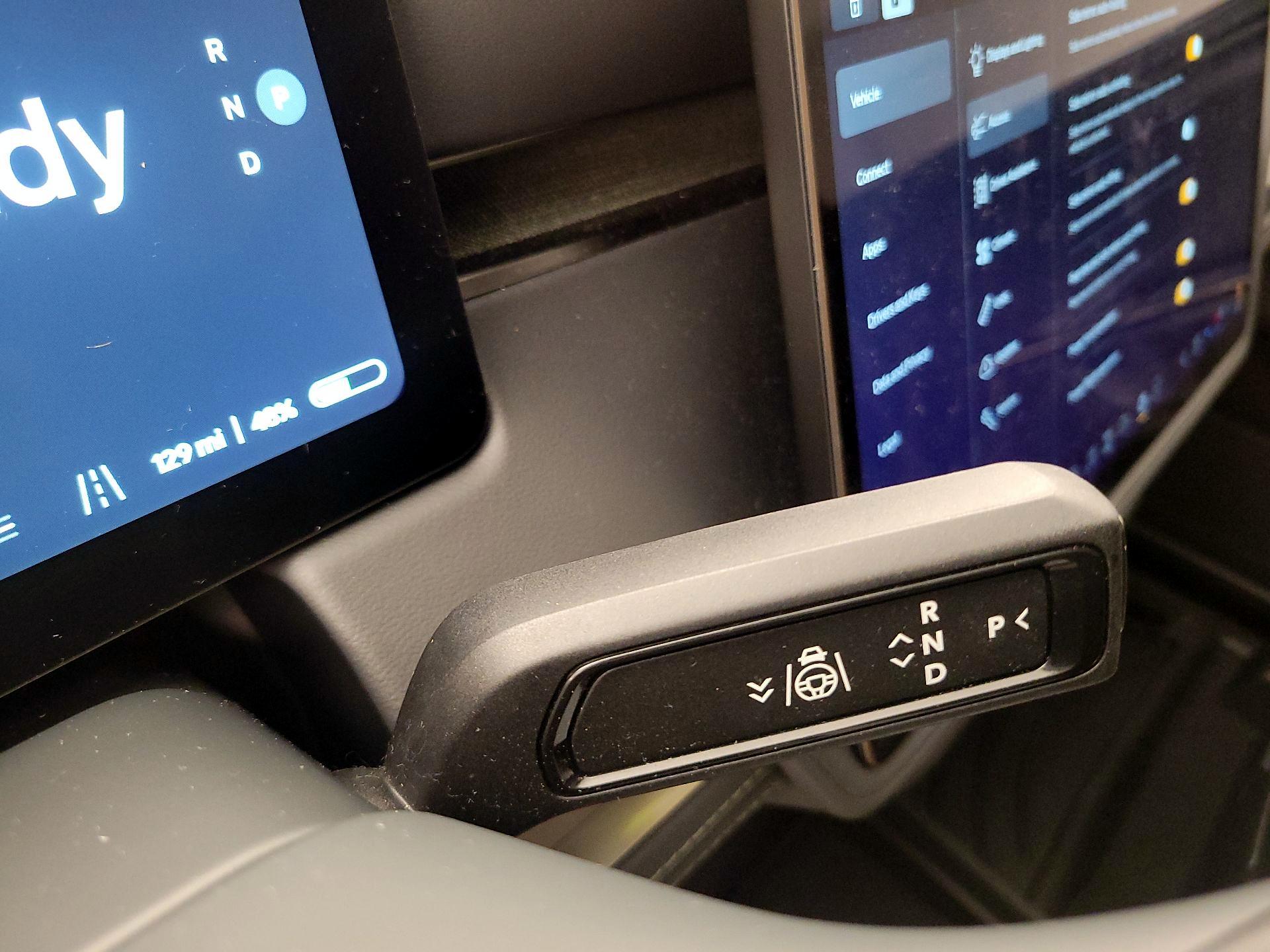 Thumbnail: 2023 Rivian R1S - 17