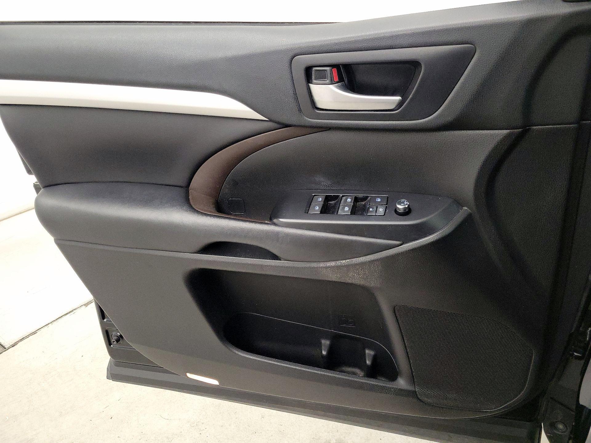 Thumbnail: 2018 Toyota Highlander - 12