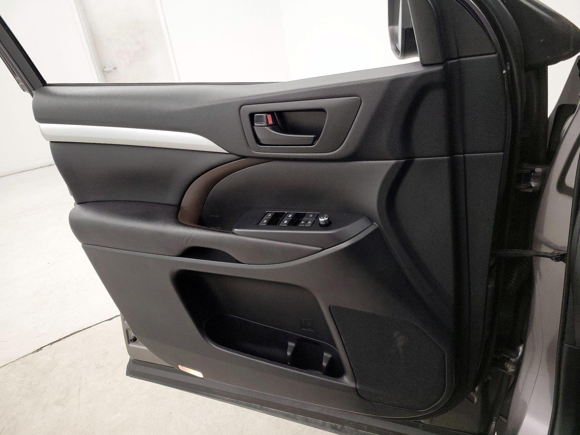 Thumbnail: 2017 Toyota Highlander - 12