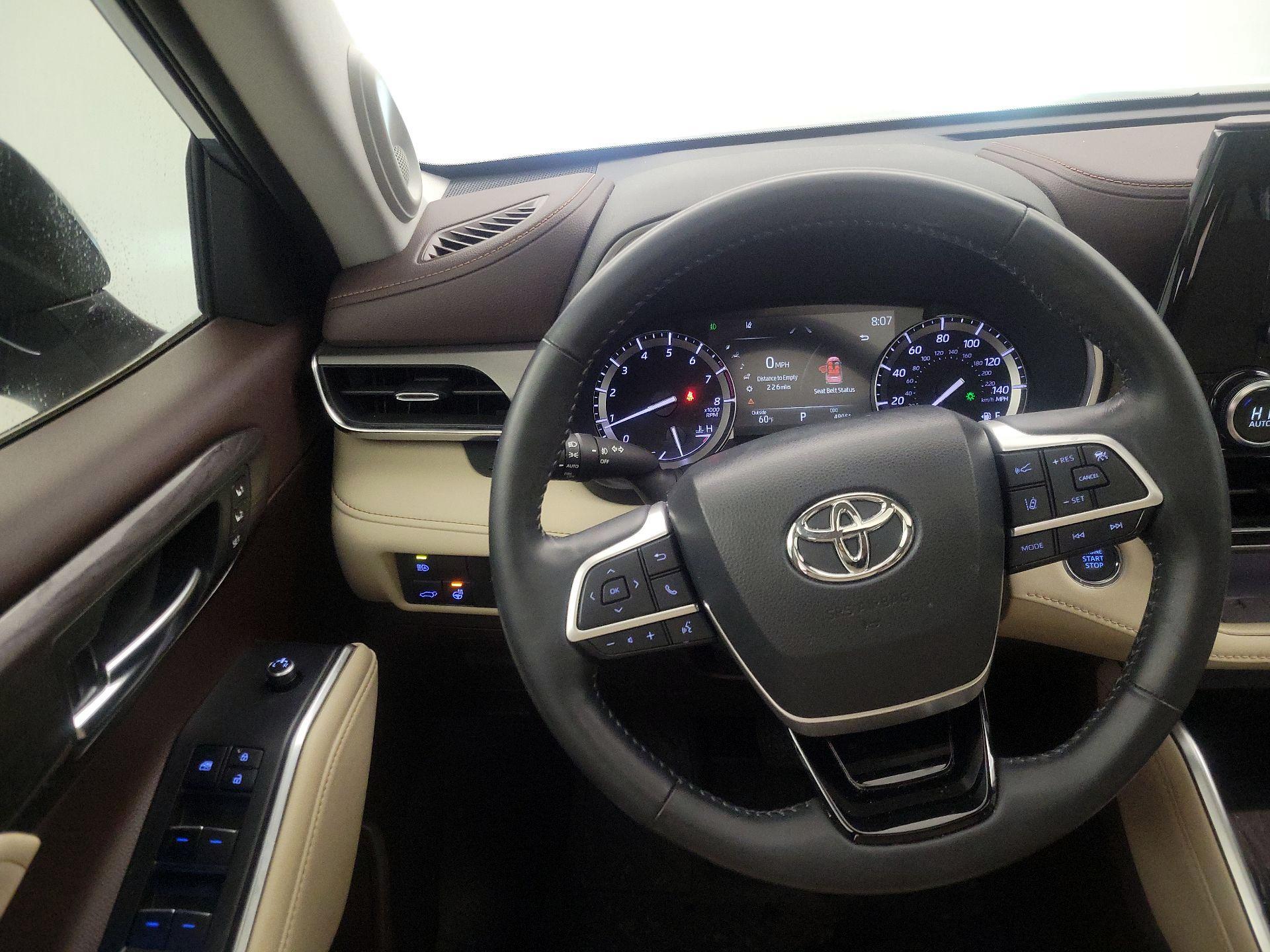 Thumbnail: 2022 Toyota Highlander - 10