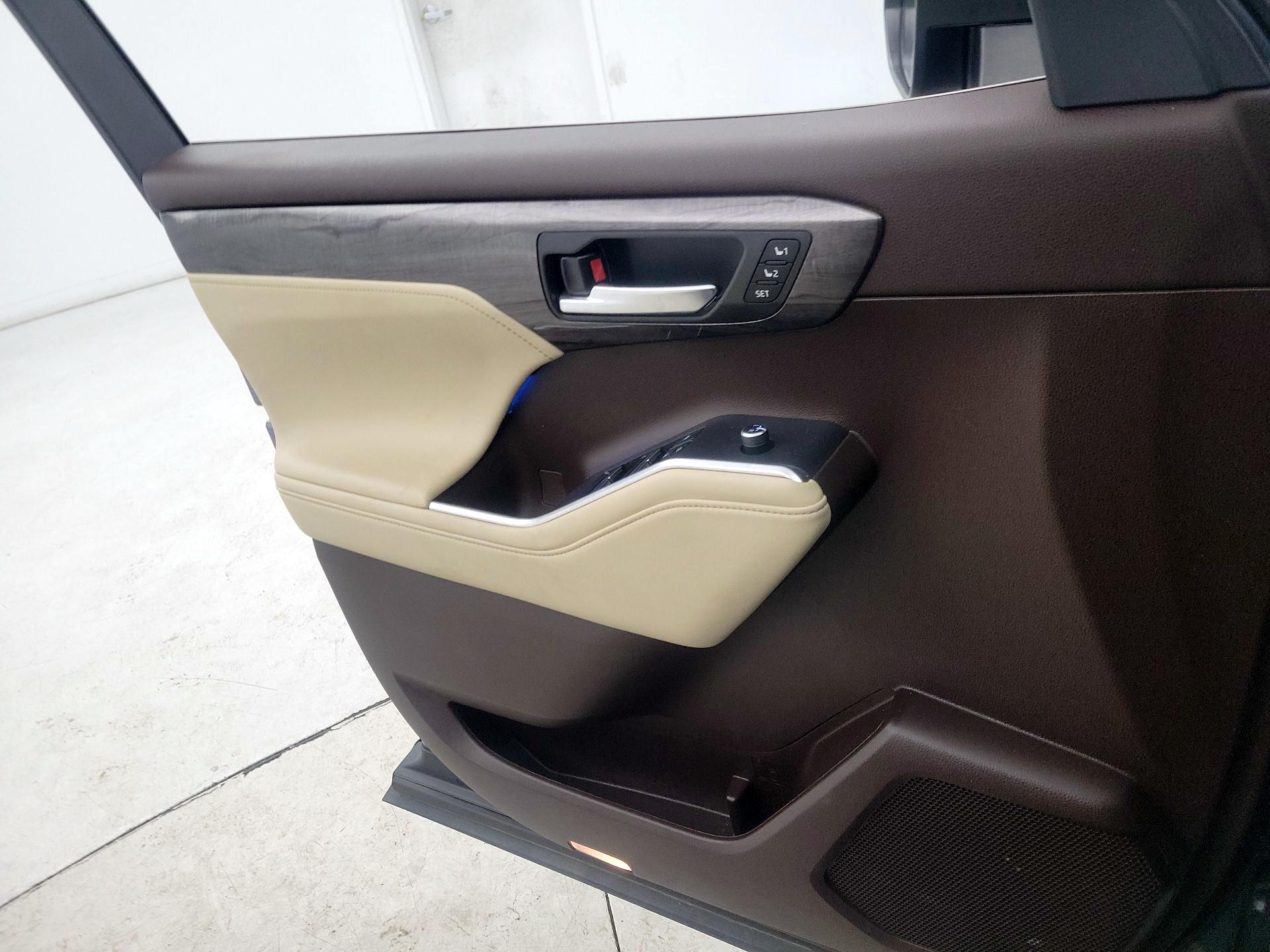 Thumbnail: 2022 Toyota Highlander - 12