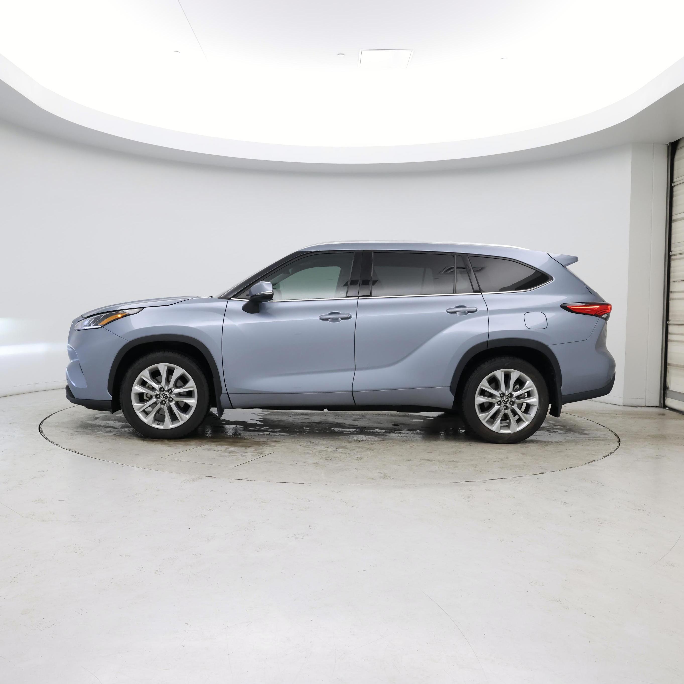 Thumbnail: 2022 Toyota Highlander - 3