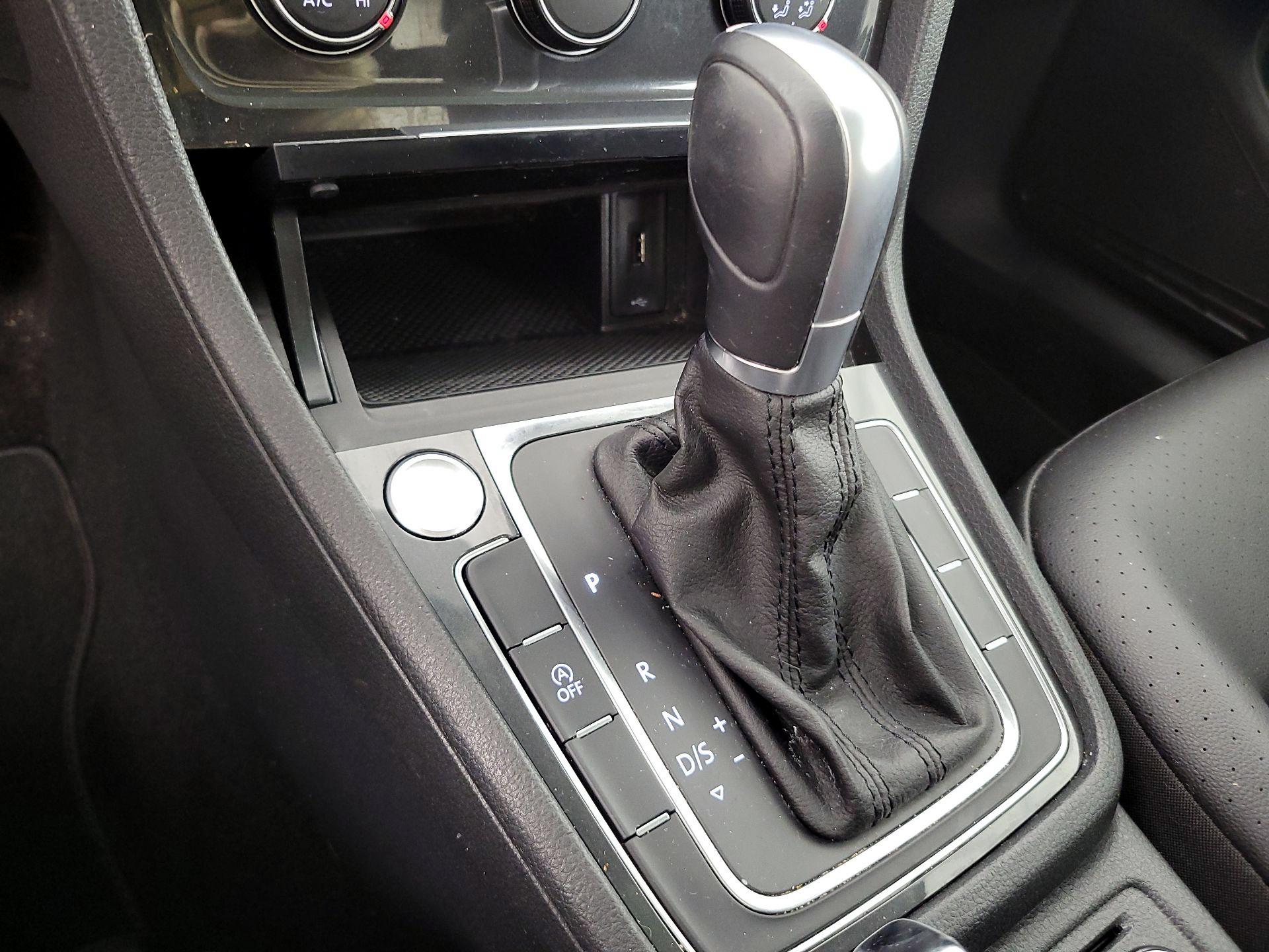 Thumbnail: 2019 Volkswagen Golf - 17