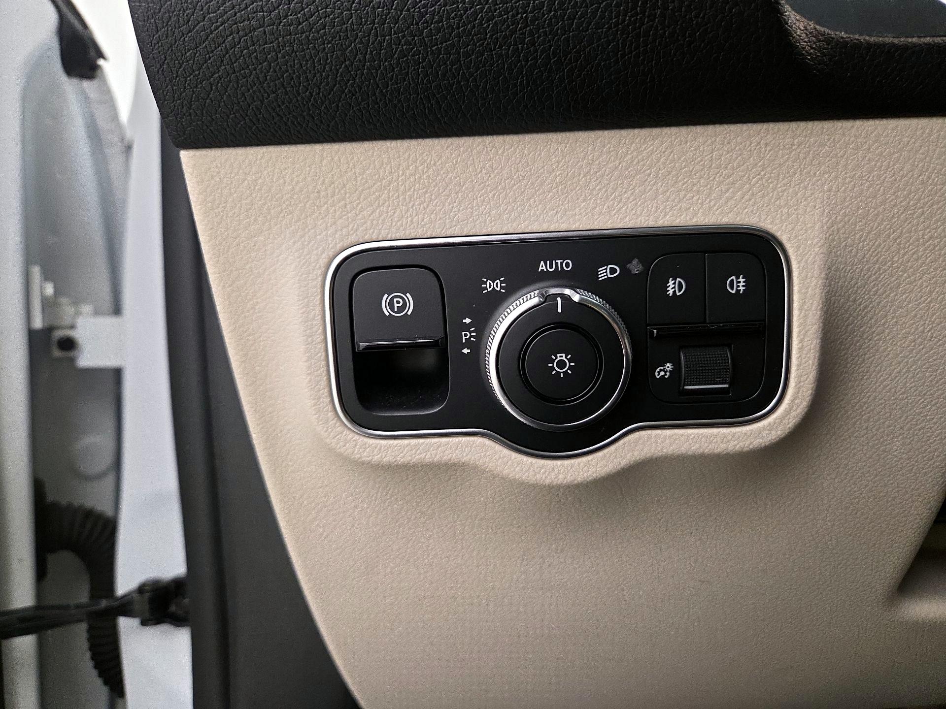 Thumbnail: 2022 Mercedes-Benz GLB - 13