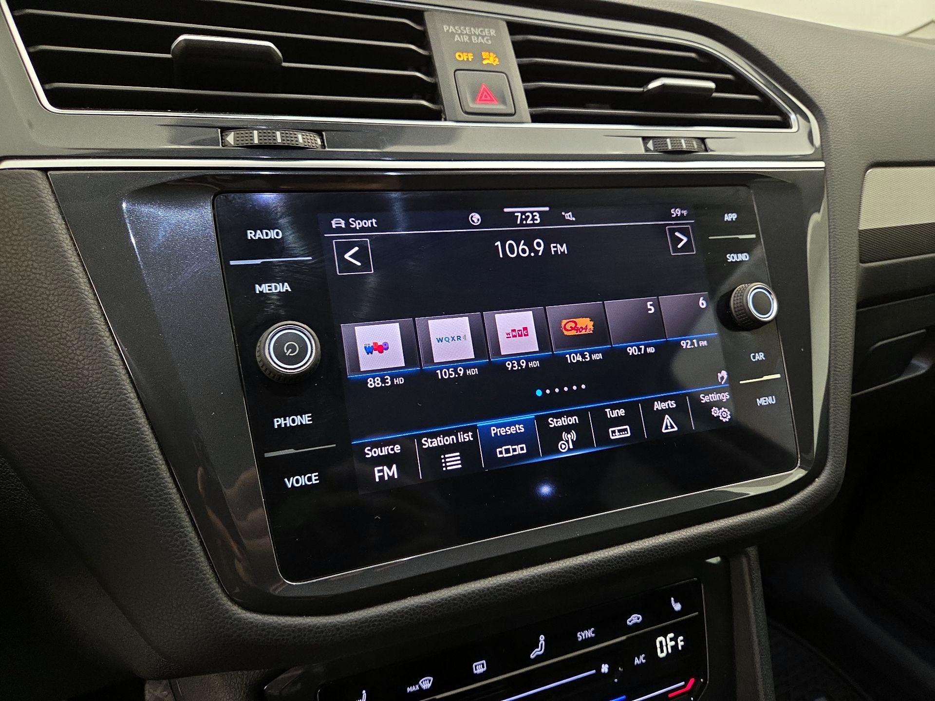 Thumbnail: 2022 Volkswagen Tiguan - 15