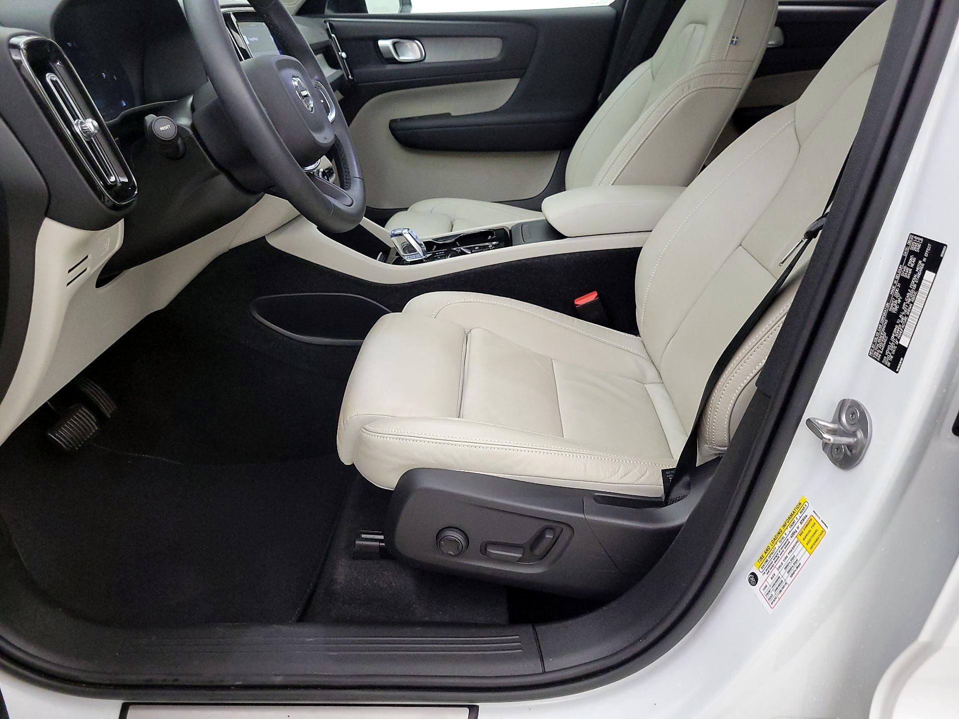 Thumbnail: 2023 Volvo XC40 - 11