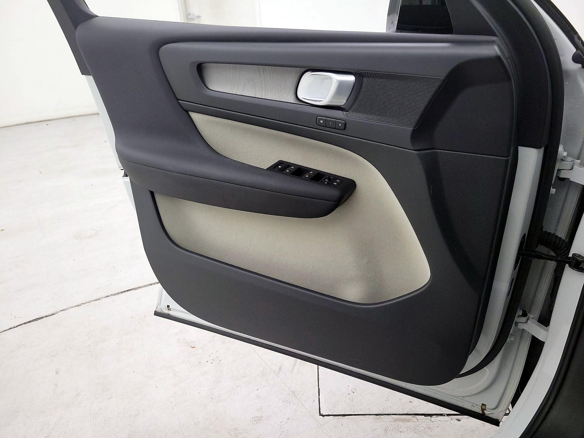 Thumbnail: 2023 Volvo XC40 - 12