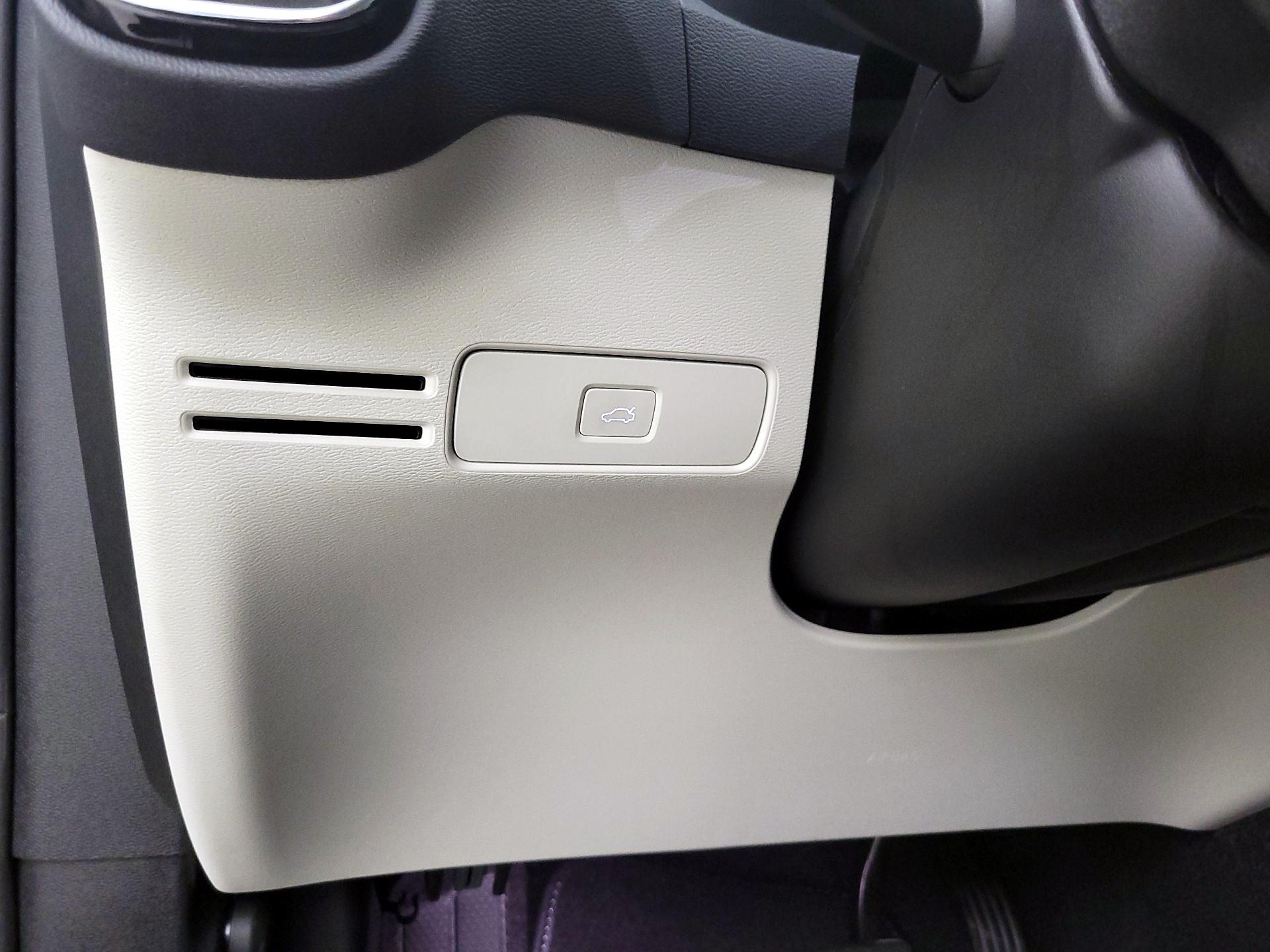 Thumbnail: 2023 Volvo XC40 - 13