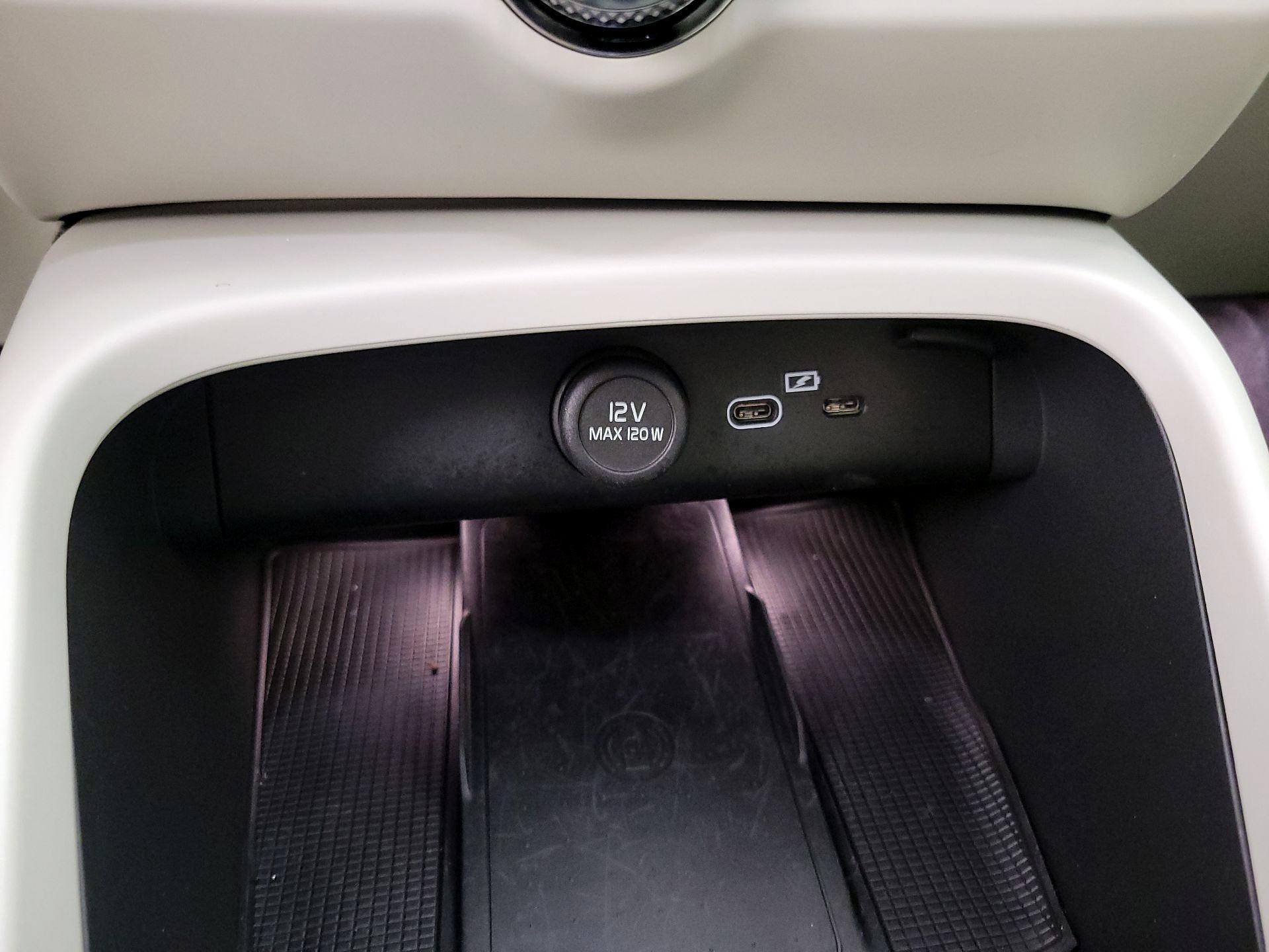 Thumbnail: 2023 Volvo XC40 - 18